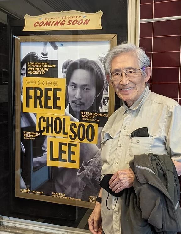 다큐멘터리 '프리 이철수' 포스터 앞에 선 이경원 씨. /연합뉴스