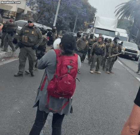 7일 미국 LA에서 불법 이민자 단속에 나선 ICE  요원들과 이를 반대하는 시위대 사이에 충돌이 일어났다./ 엑스