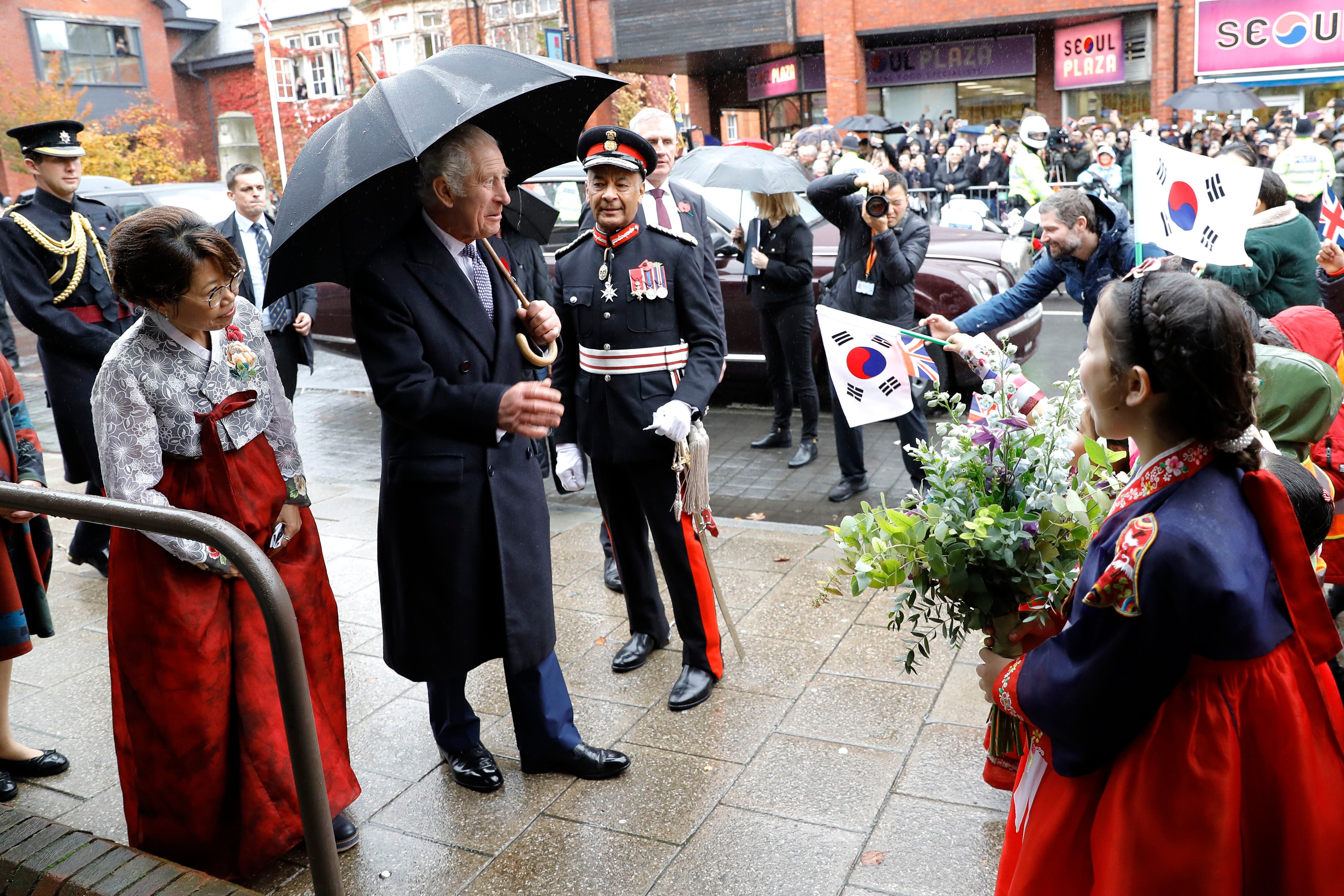 찰스 3세 영국 국왕이 8일(현지시간) 영국 뉴몰든 감리교회 한인 커뮤니티를 방문해 한복입은 어린이들의 환영을 받고 있다./AP 연합뉴스