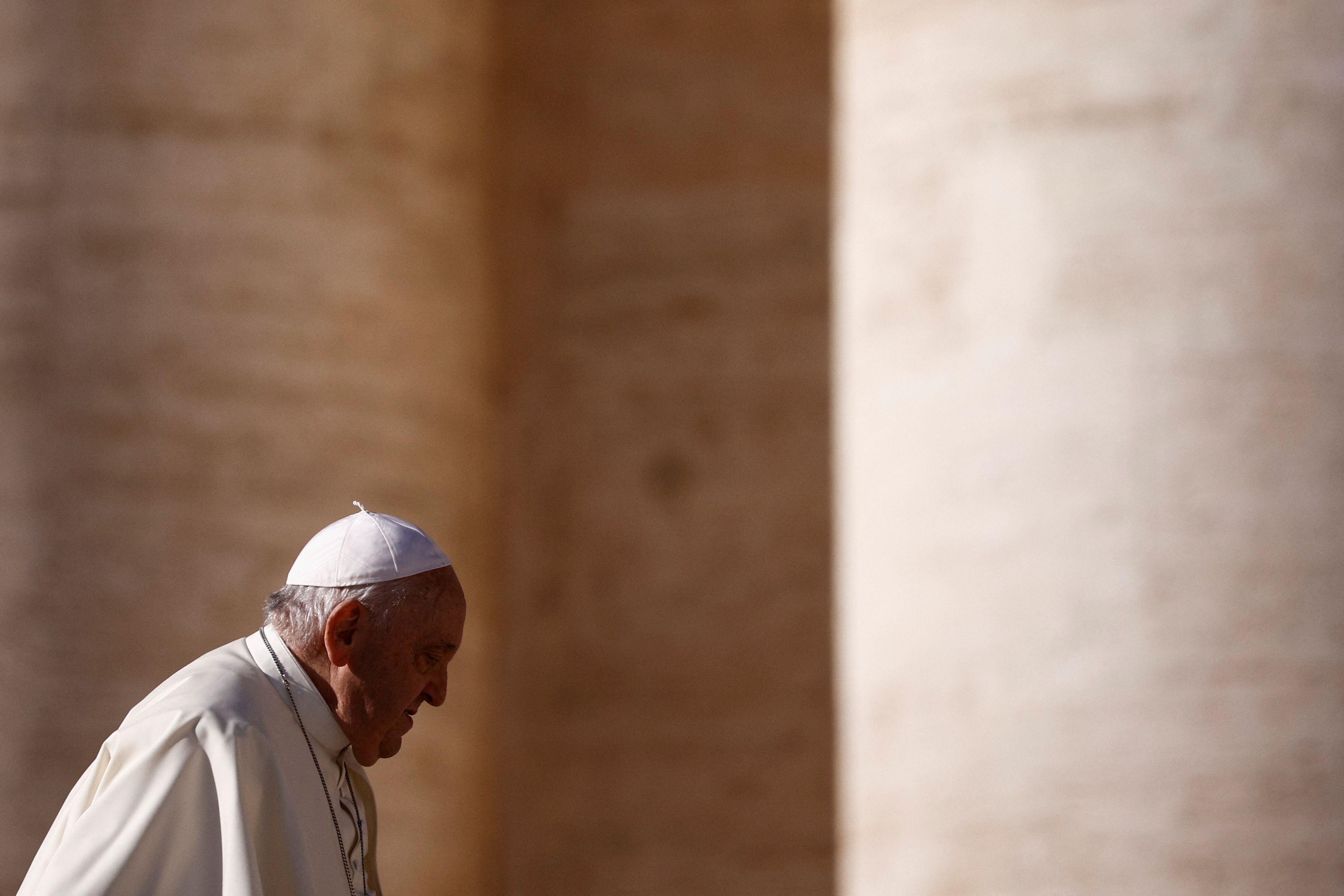 8일(현지 시각) 프란치스코 교황이 바티칸 성 베드로 광장에서 열린 주간 연설에 참석하고 있다. 
/로이터 연합뉴스