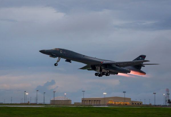 미국 앤더슨 공군기지에서 '죽음의 백조' B-1B 1대가 출격하고 있다. /연합뉴스