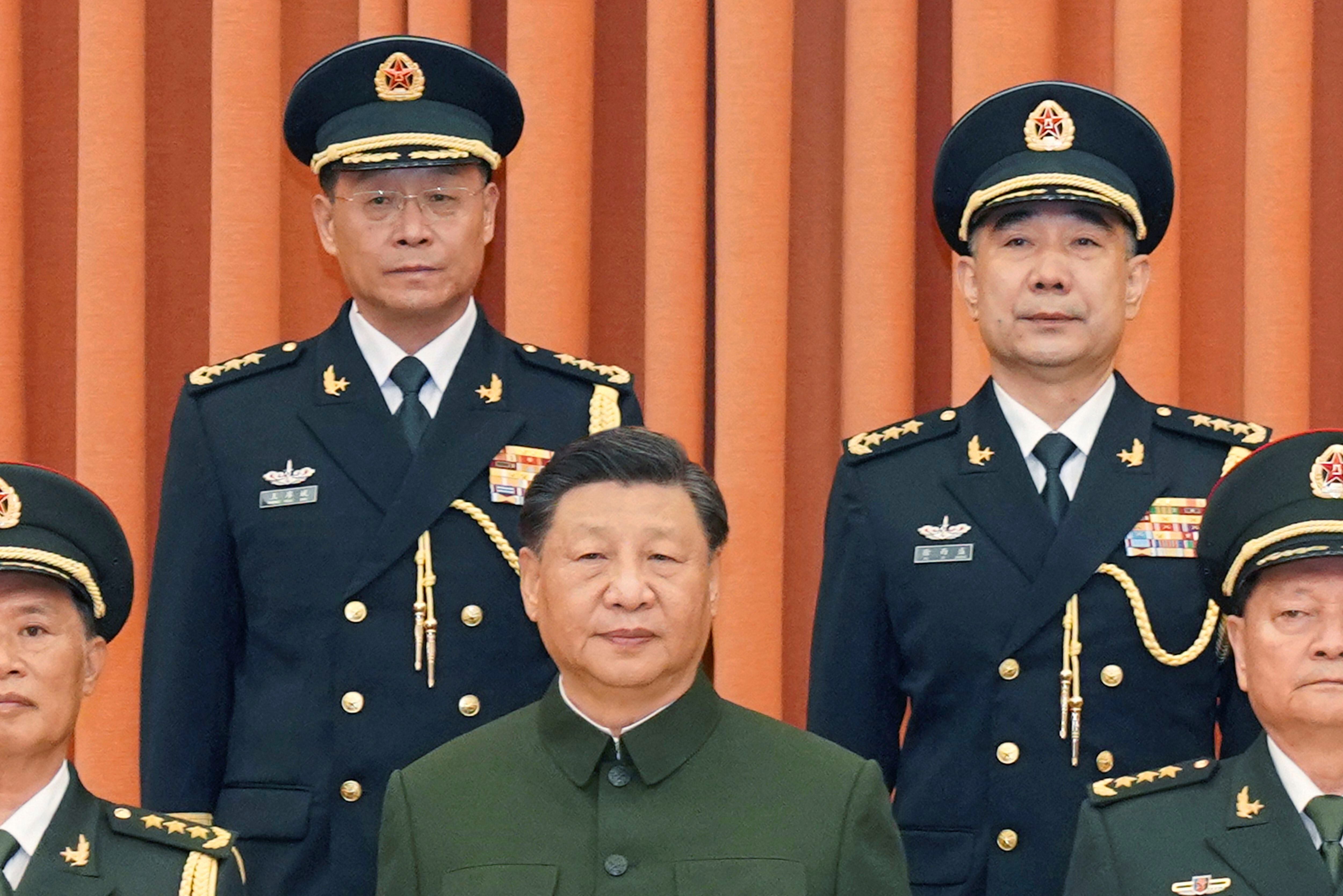 교체된 로켓군 사령관과 정치위원 - 지난달 31일 시진핑(앞줄 가운데) 중국 국가주석이 중국 베이징에서 왕허우빈(뒷줄 왼쪽) 신임 로켓군 사령관, 쉬시성(뒷줄 오른쪽) 신임 로켓군 정치위원과 함께 기념 촬영을 하고 있다. 부패 연루설에 휩싸인 리위차오 전 사령관 등 로켓군 수뇌부가 경질되고 간첩설이 나돈 친강 전 외교부장이 해임되는 등 최근 중국 지도부를 둘러싼 뒤숭숭한 분위기가 이어지면서 시 주석이 해외 순방 등 외부 행보를 자제하고 중국에 머물고 있다는 분석이 나온다. /신화통신 연합뉴스