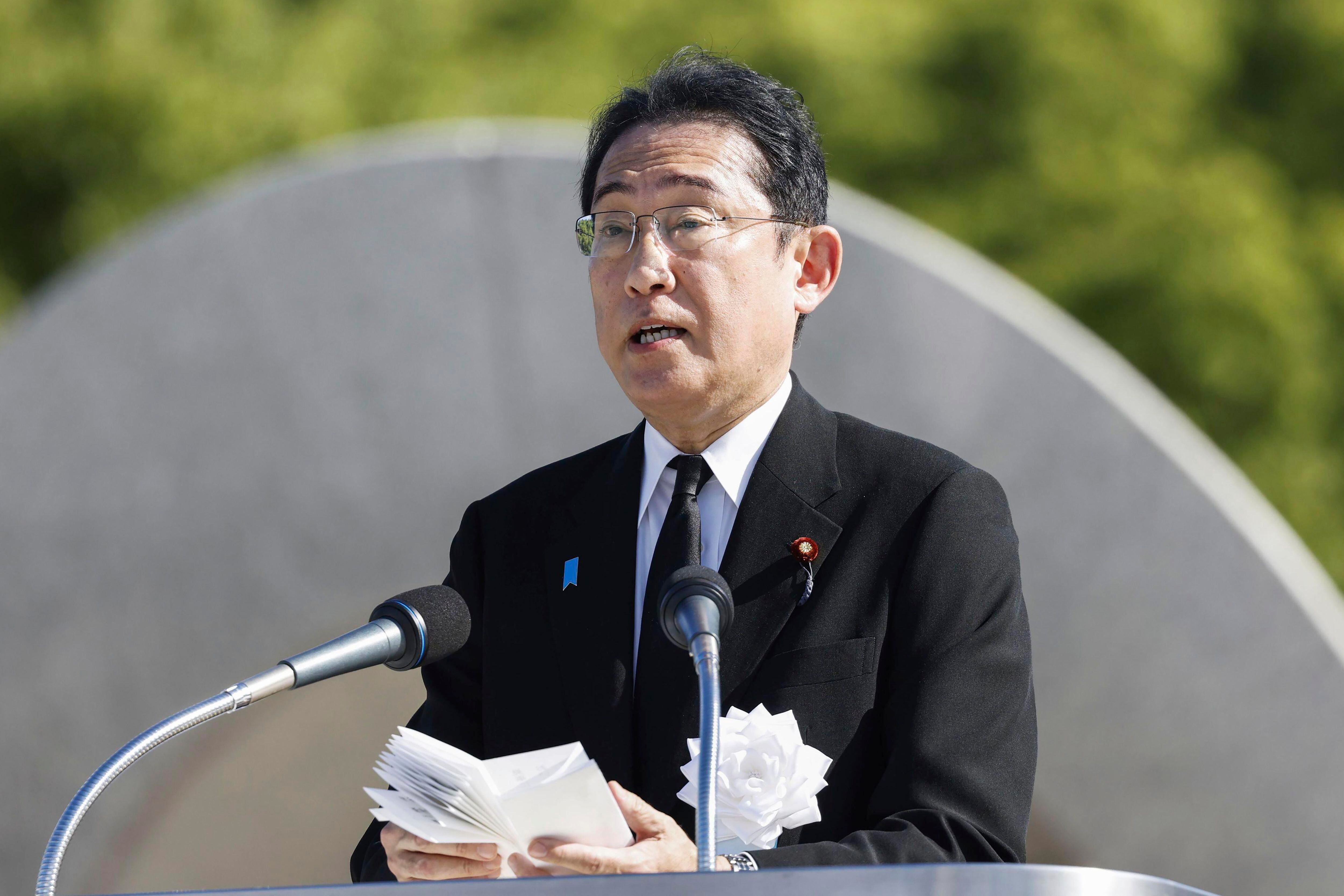 기시다 후미오 일본 총리가 히로시마 원폭 78주년을 맞은 6일 히로시마 평화 기념공원에서 열린 원폭 전몰자 위령식·평화 기원식에서 연설하고 있다. /AP·교도통신, 연합뉴스