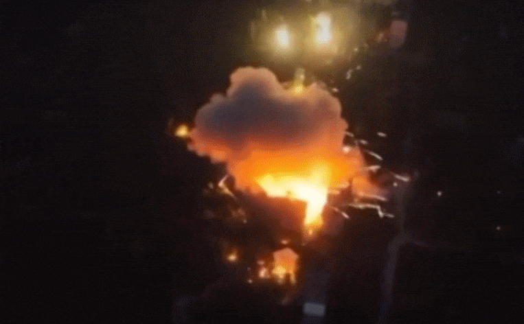 지난 4일 밤 러시아가 실효 지배 중인 마키이우카에 대한 우크라이나의 공습으로 대규모 폭발이 발생했다. /트위터