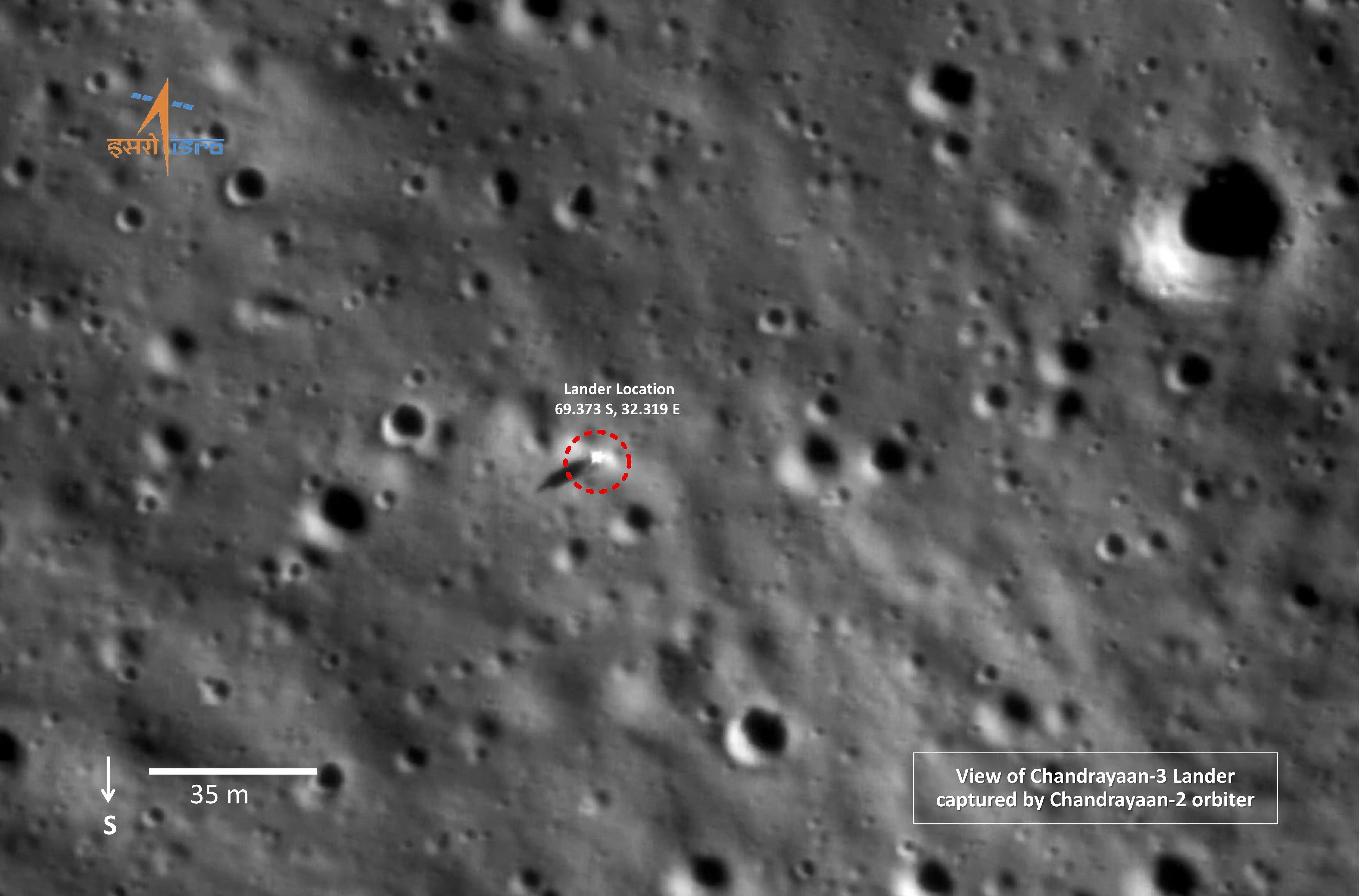 29일(현지 시각) 인도우주연구기구(ISRO)가 공개한 달 남극에 착륙한 찬드라얀 3호 사진. 빨간 점선안의 흰 물체가 인류 최초로 달 남극에 착륙한 찬드라얀 3호다. 이 사진은 찬드라얀 2호의 궤도선이 촬영했다. 앞서 2019년 찬드라얀 2호의 착륙선은 달 남극 착륙에 실패했다. 달의 남극은 운석 충돌로 울퉁불퉁한 지형이 많아 착륙이 극도로 어려운 곳으로 꼽힌다. 찬드라얀 3호는 다음 달 3일까지 달 남극의 자원을 탐사할 예정이다./EPA 연합뉴스