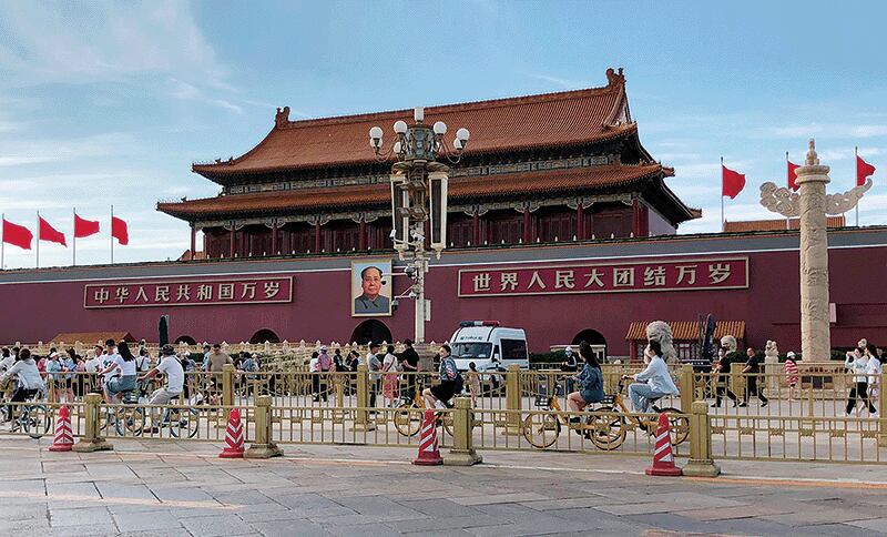 지난 6월 4일 마오쩌둥의 초상이 내걸린 중국 베이징 천안문 앞으로 시민과 관광객이 지나가고 있다. photo 뉴시스
