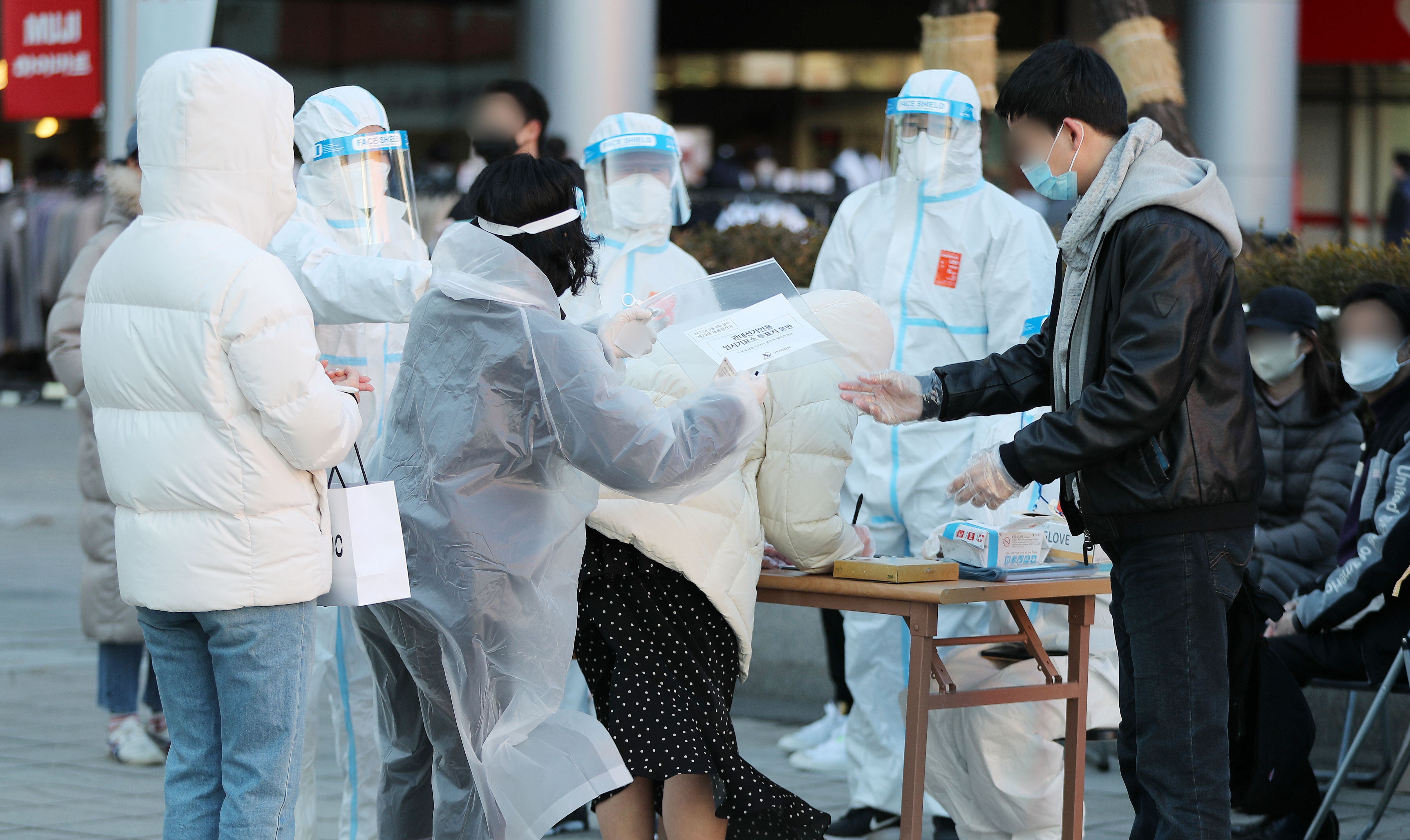 지난 5일 오후 서울역 설치된 남영동 사전투표소에서 코로나 확진자와 자가격리자들이 투표 후 투표용지를 제출하고 있다. /뉴스1
