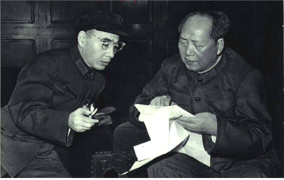 문화혁명 초기 마오쩌둥(오른쪽)과 린뱌오는 중공 서열 1위와 2위로 중공중앙과 군부를 완벽하게 장악하고 손발을 맞춰 가며 정국을 주도했다./공공부문