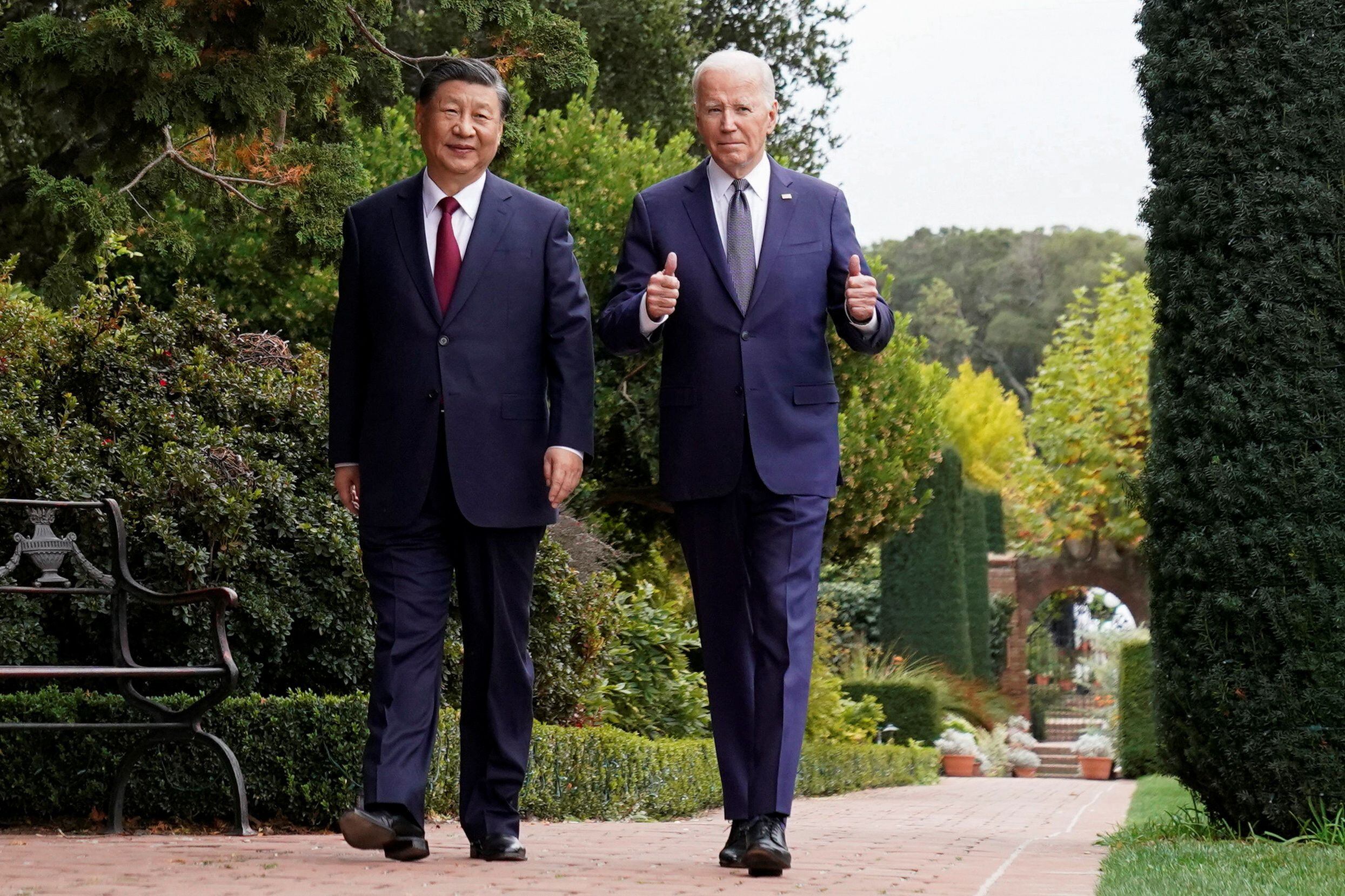 조 바이든(오른쪽) 미국 대통령과 시진핑 중국 국가주석이 15일 산책하고 있다./로이터 연합뉴스