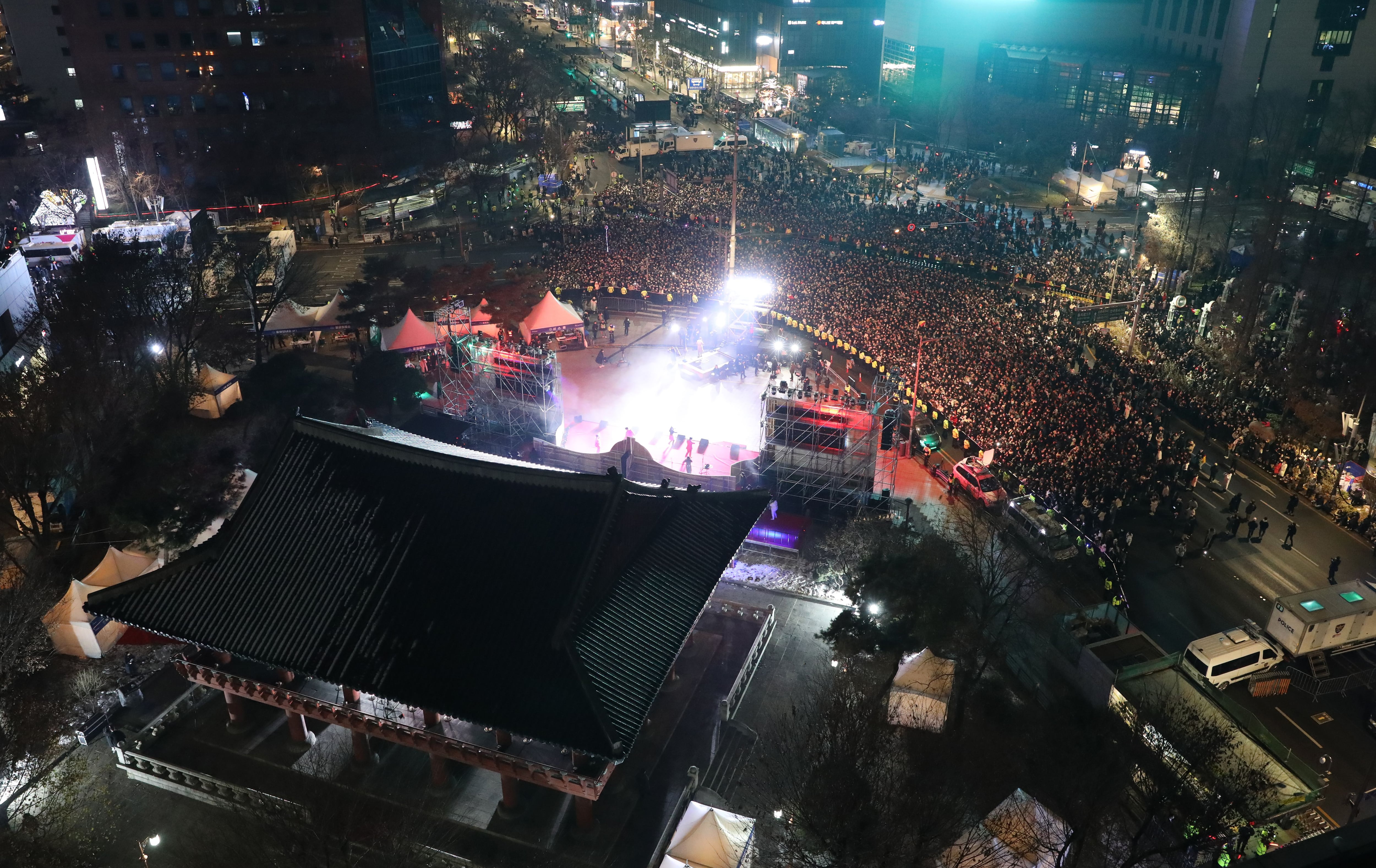  2023년 '검은토끼 해' 계묘년(癸卯年) 새해를 맞이한 1일 서울 종로구 보신각 타종행사에 많은 시민들이 참석하고 있다./뉴스1