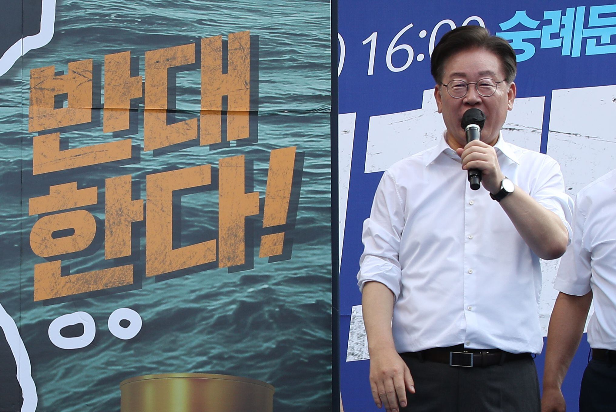 더불어민주당 이재명 대표가 1일 오후 서울 중구 세종대로 숭례문 앞에서 열린 '일본 후쿠시마 오염수 해양투기 규탄 범국민대회'에서 발언을 하고 있다./뉴스1