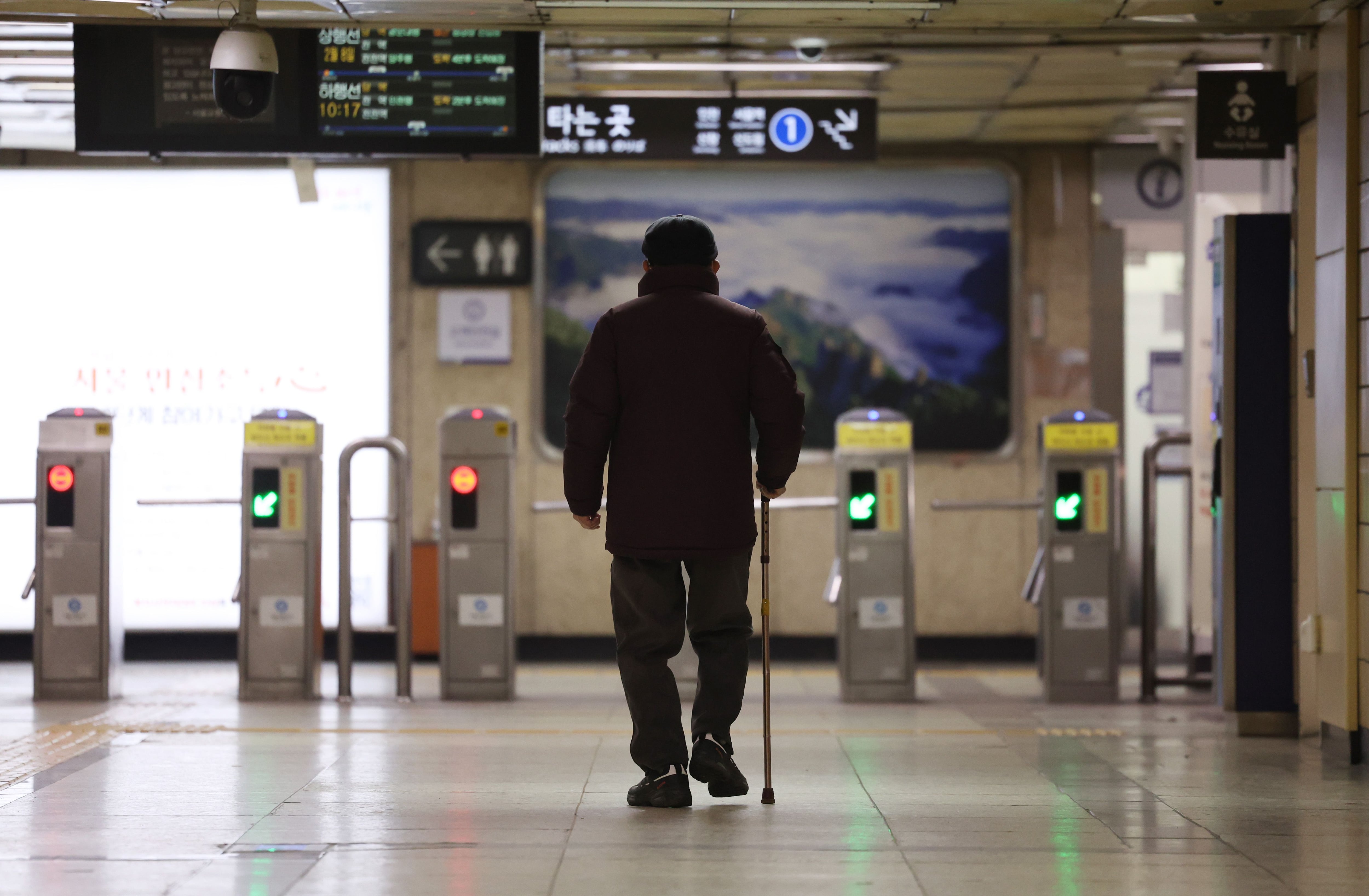 지난 8일 지하철 종로3가역에 한 노인이 개찰구를 향해 걸어가고 있다. 
/연합뉴스