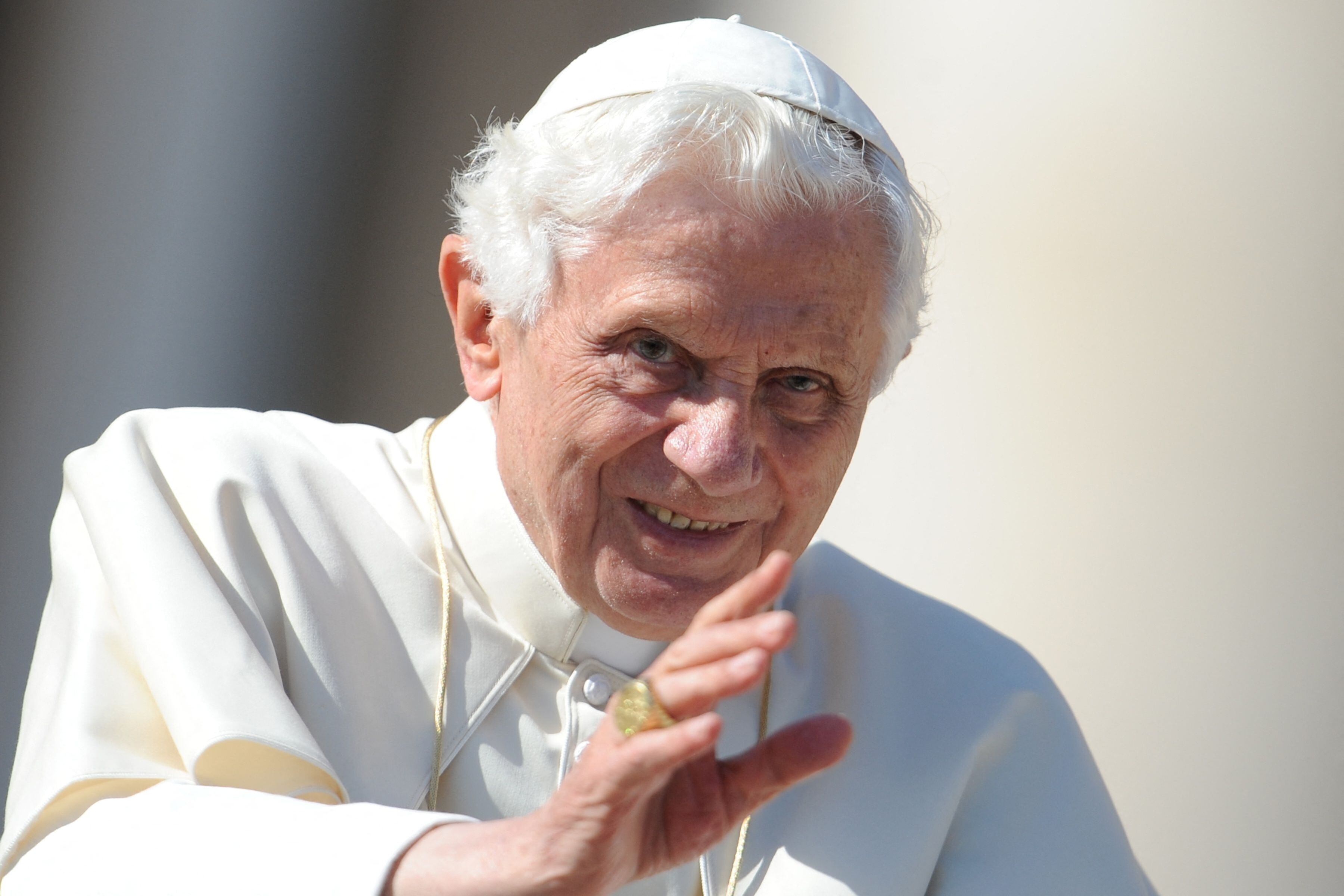 2013년 교황직을 자진 사임한 베네딕토 16세는 31일 (현지시간) 95세를 일기로 선종했다. 사진은 베네딕토 16세 전 교황이 지난 2011년 10월 19일 바티칸 성 베드로 광장에서 열린 일일 알현에서 신자들과 인사하는 모습. /AFP=뉴스1