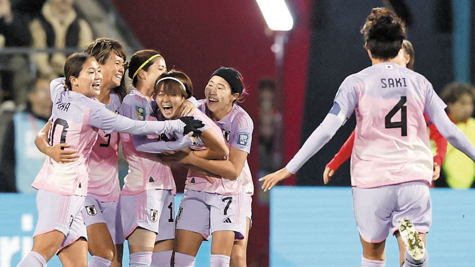 일본 여자 축구 대표팀 선수들이 지난 5일 2023 호주·뉴질랜드 여자 월드컵 노르웨이와 16강전에서 선취골을 뽑아낸 뒤 환호하고 있다. 일본이 3대1로 이겼다./로이터 뉴스1
