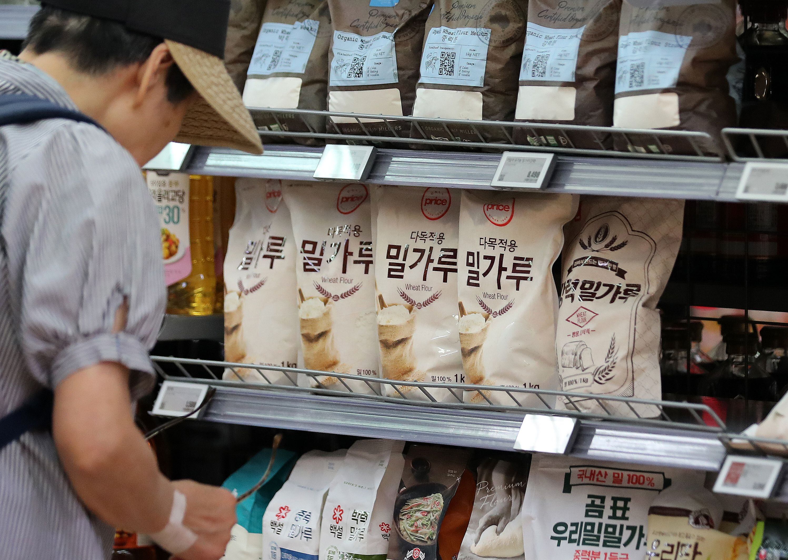 서울 시내 한 대형마트를 찾은 고객이 밀가루를 살펴보고 있다. 기사와 직접적인 관계 없는 사진./뉴스1