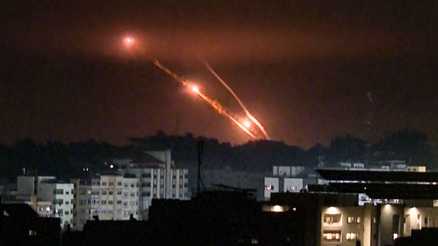 27일(현지시각) 밤 팔레스타인 가자지구에 대규모 공습이 가해지고 있다./AFP 연합뉴스