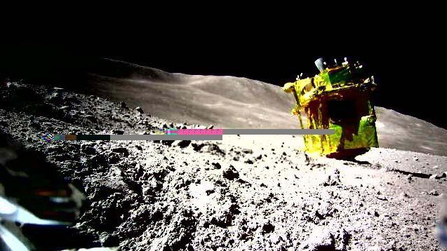 일본의 달 착륙선 '슬림'이 달 표면에 착륙한 모습. 태양광 패널이 서쪽을 향하고 있어서 전력을 생산하지 못하고 있다./JAXA 제공