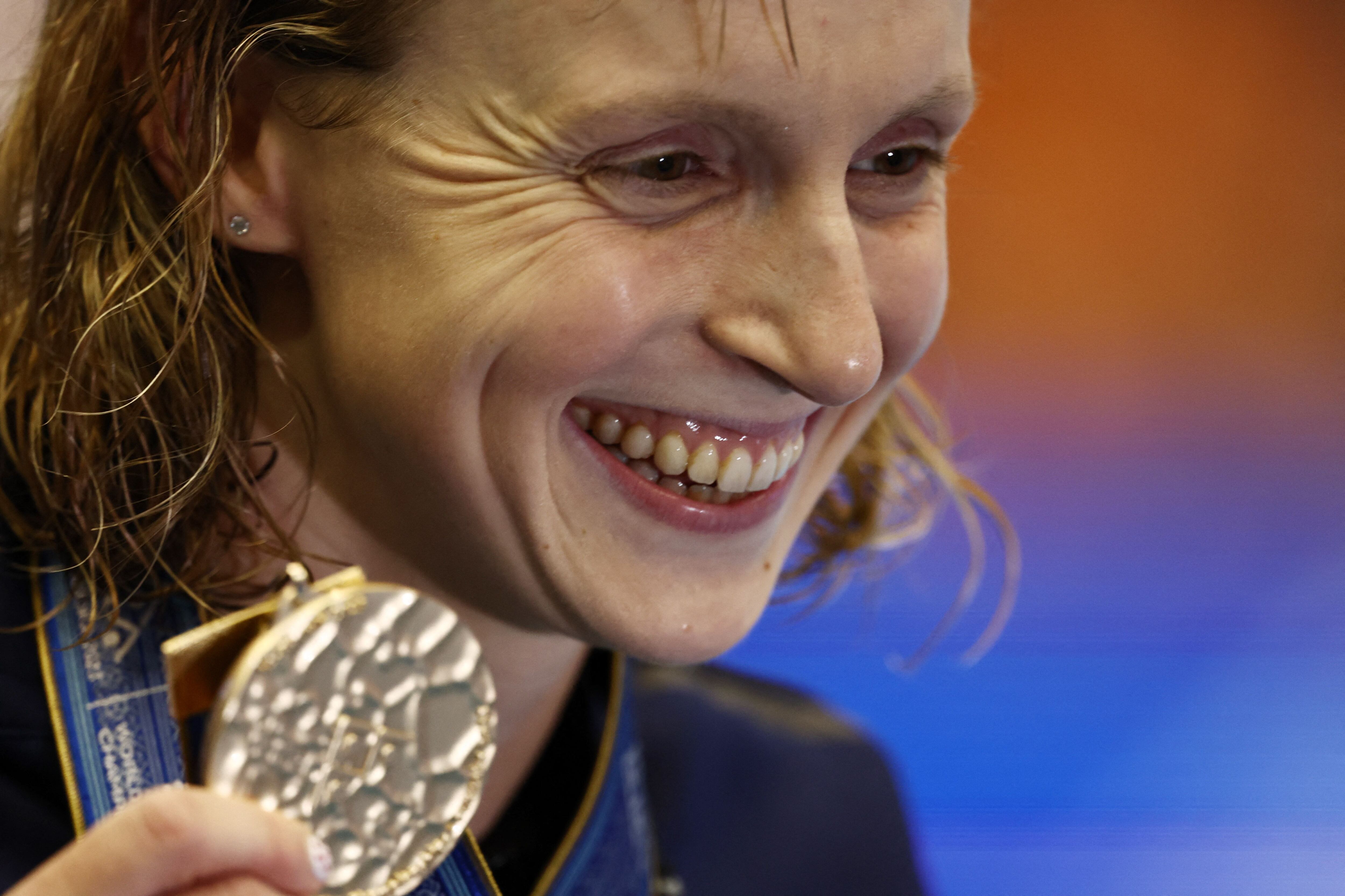 미국의 케이티 러데키가 여자 자유형 1500m 금메달을 들어 보이고 있다. /로이터
