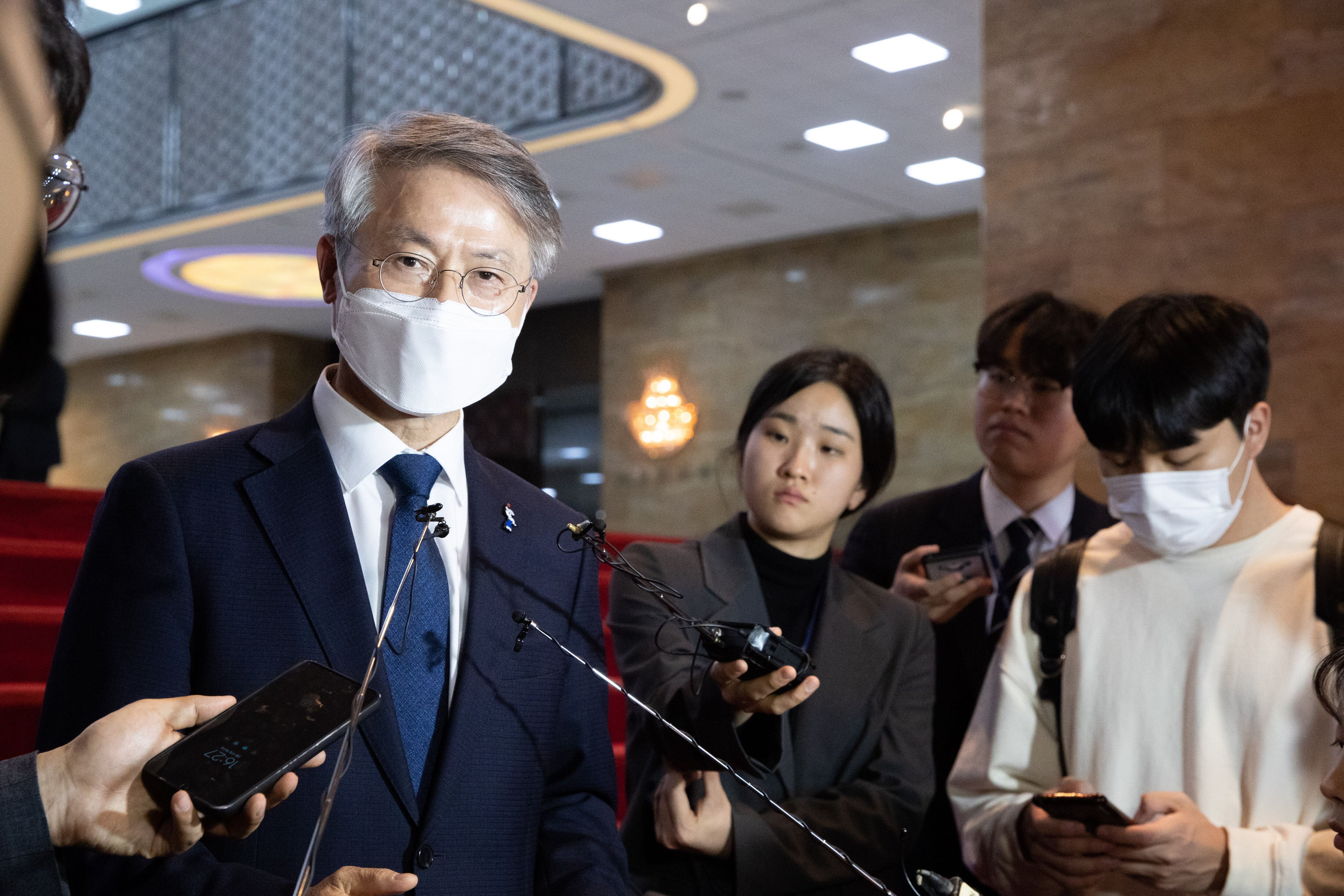 민형배 무소속 의원이 23일 오후 서울 여의도 국회에서 취재진 질문에 답변하고 있다. /뉴스1