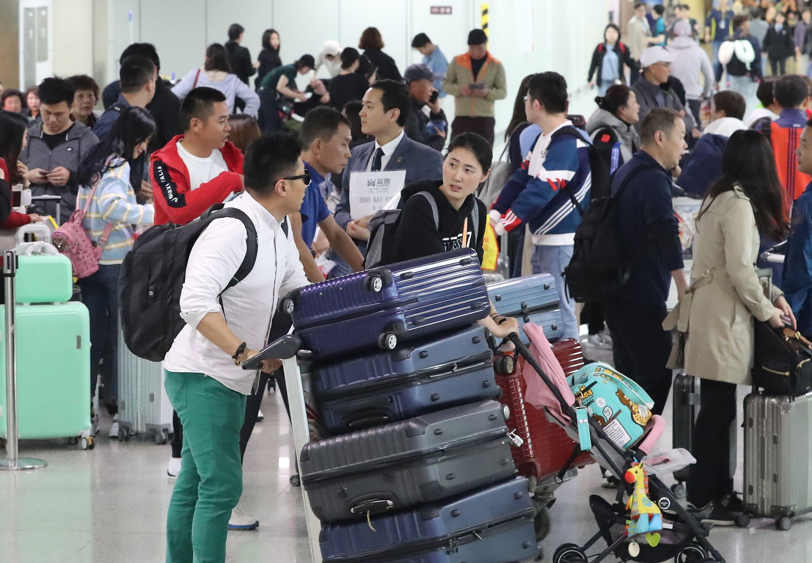 지난 2019년 중국 노동절 연휴(5월 1~5일)를 앞두고 제주 국제공항을 찾은 중국인 관광객들의 모습./뉴스1 