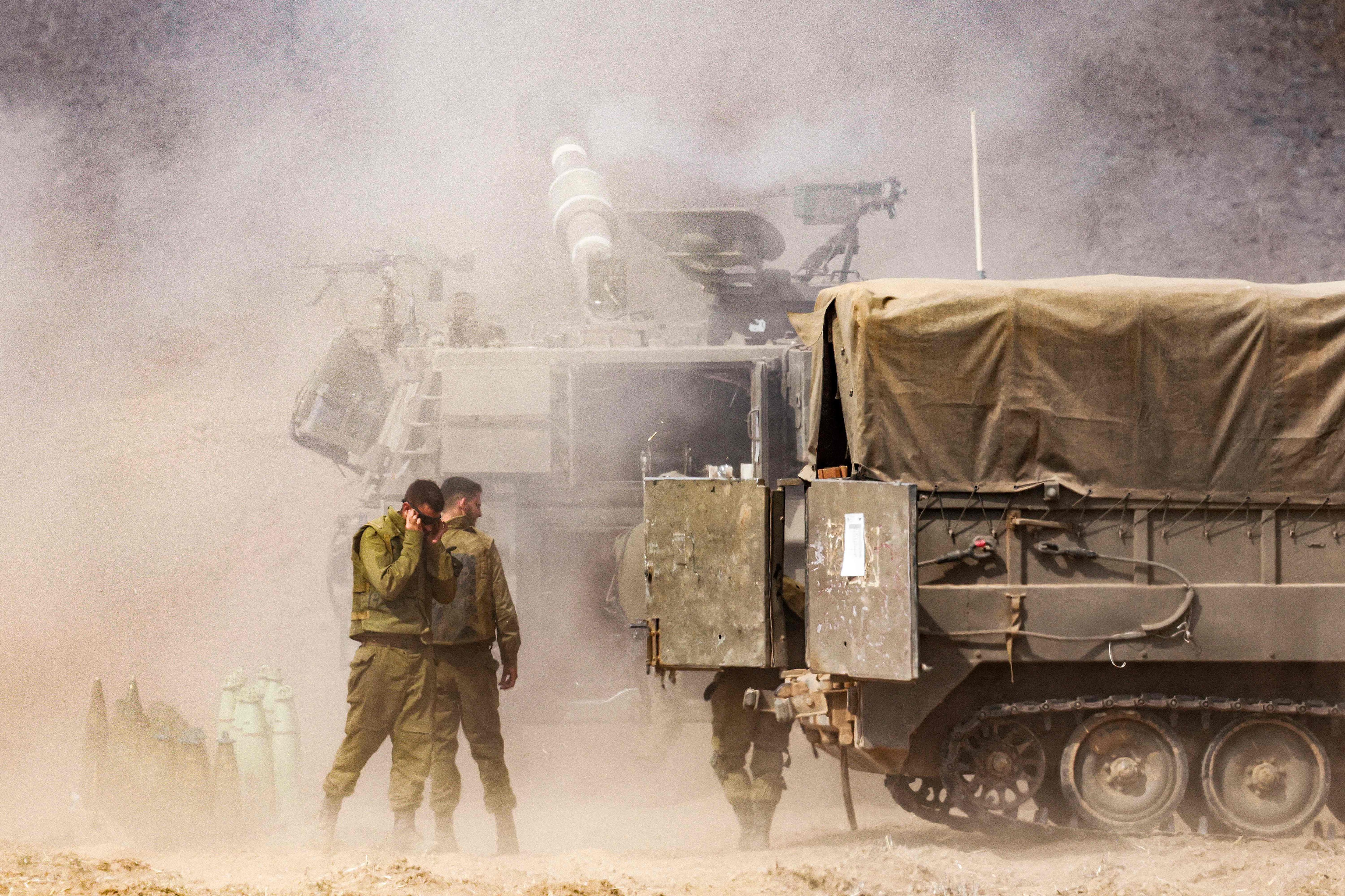 11일(현지 시각) 이스라엘 남부 지역에서 이스라엘군이 가자 지구를 향해 자주포를 발사하고 있다. 이스라엘은 팔레스타인 무장 단체 하마스를 상대로 8일 전쟁을 선포했다./AFP 연합뉴스