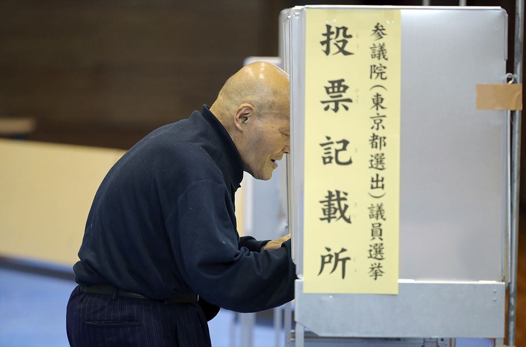 일본은 거동이 불편한 어르신들이 투표를 포기하지 않도록, '자택 투표'를 실험적으로 내년에 도입할 계획이다. 사진은 작년 7월 일본 참의원 선거때 한 어르신이 투표소에서 기표하는 모습. /AP연합뉴스