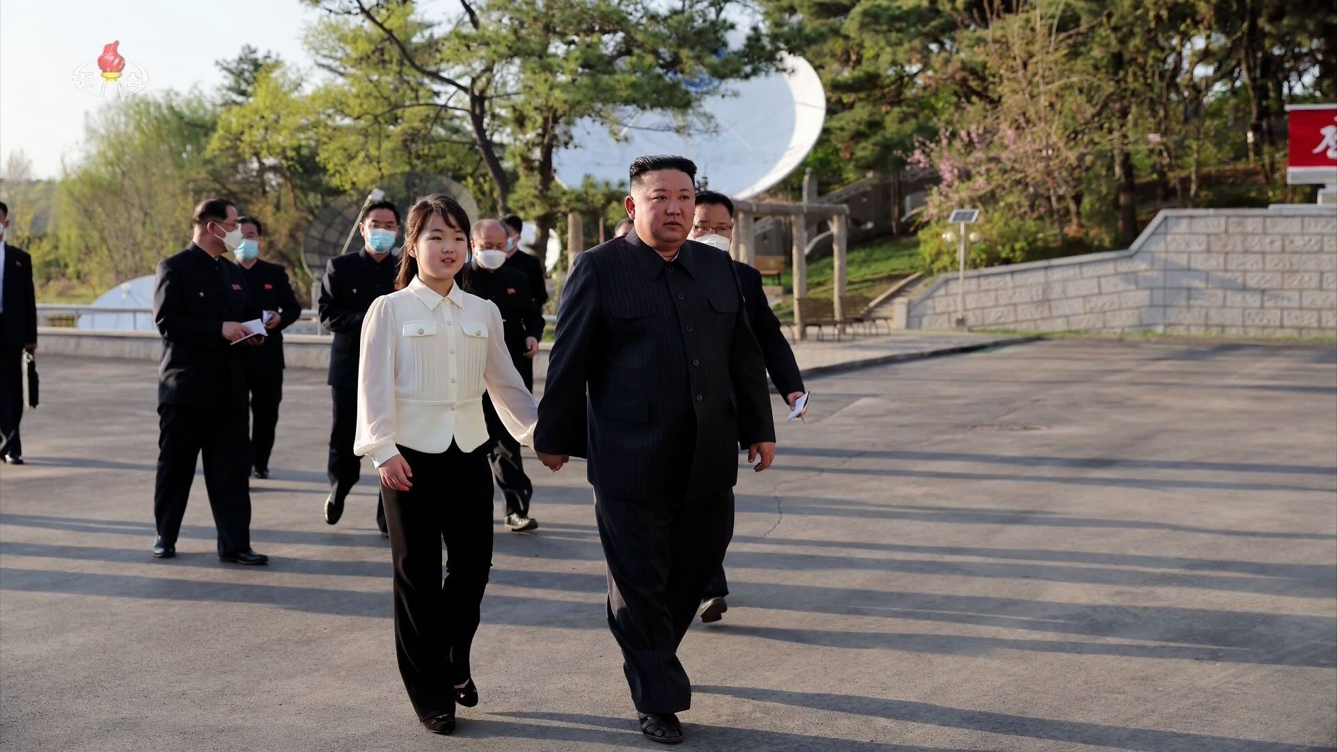 북한 김정은 국무위원장이 지난달 18일 딸 주애와 함께 국가우주개발국을 현지지도했다. /조선중앙TV