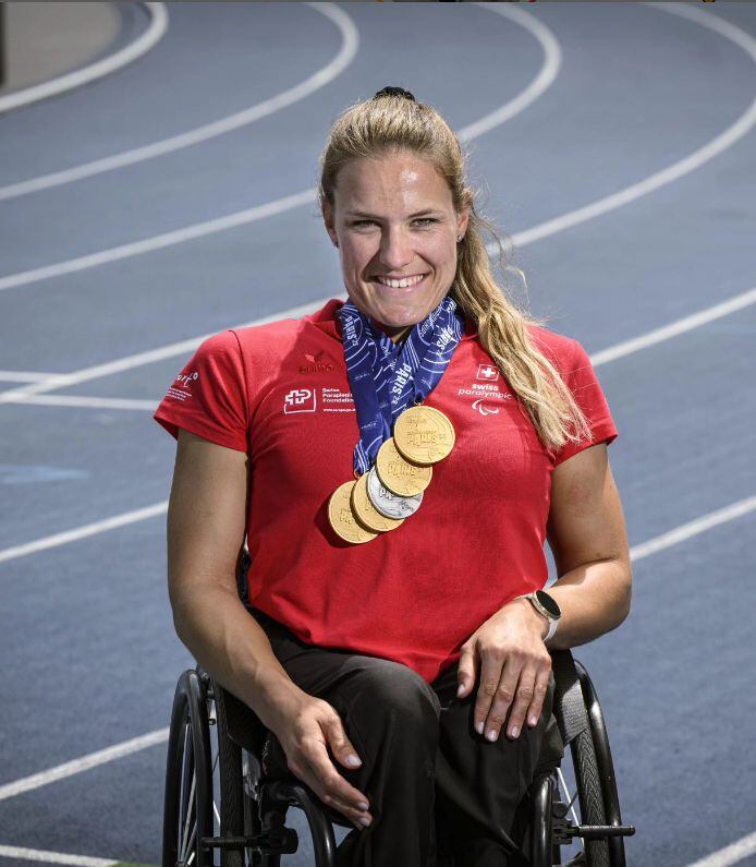 스위스의 캐서린 데브루너가 2023 파리 장애인 육상 세계선수권에서 딴 메달 5개(금 4, 은 1개)를 걸고 포즈를 취한 모습. /데브루너 인스타그램-스위스 패럴림픽 위원회
