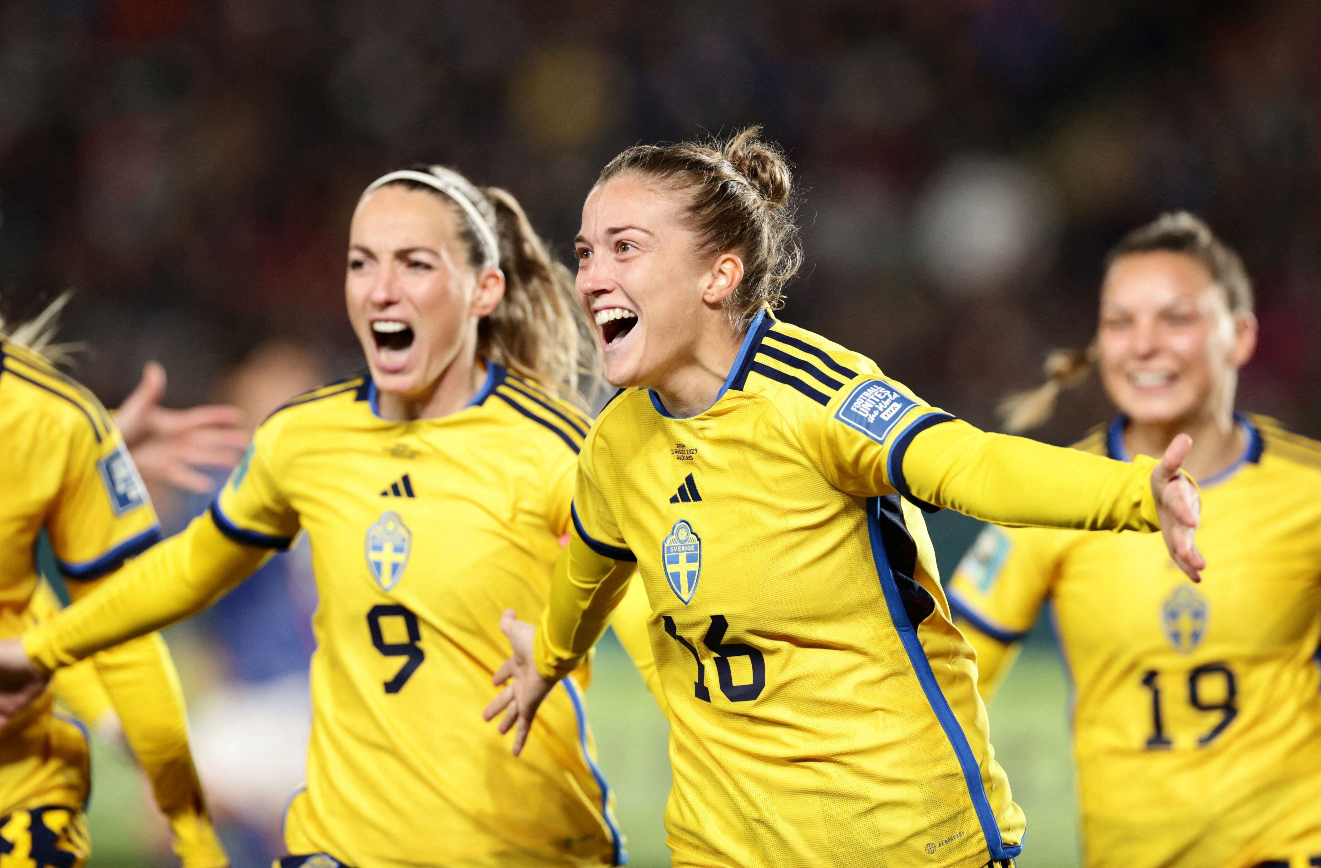 스웨덴 선수들이 일본과 4강전에서 추가골을 넣은 후 기뻐하는 모습./로이터 뉴스1