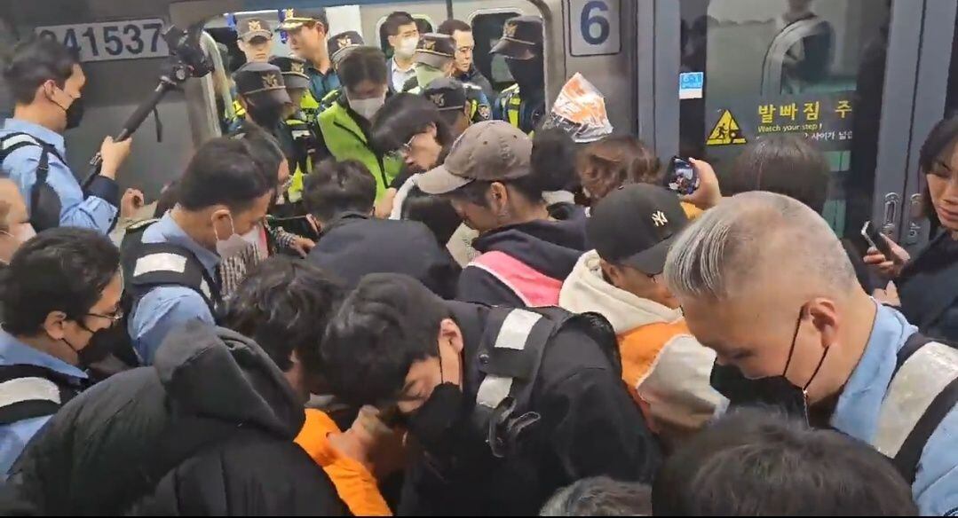 장애인의 날을 하루 앞둔 19일 서울 지하철 4호선 혜화역 승강장에서 전장연 활동가들이 침묵 시위를 벌이다 기습적으로 열차 탑승을 시도하면서 서울교통공사 보안관들과 경찰관들이 뒤섞여 열차 입구가 혼잡해진 모습./독자 제공