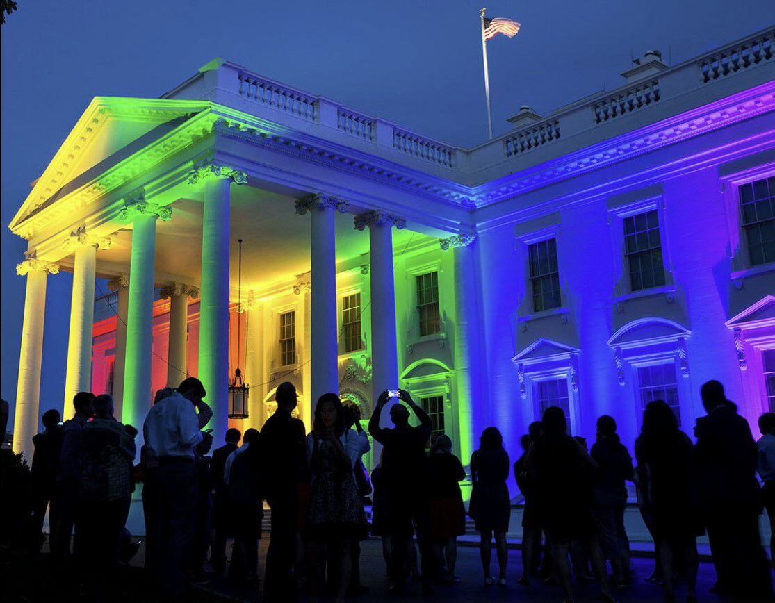 2015년 6월 미국 연방대법원이 동성커플 또는 이성커플의 결혼할 권리는 동등하게 보장된다는 판결을 내린 직후 백악관 외관에 동성애를 상징하는 무지개 조명이 비춰진 모습. /백악관 