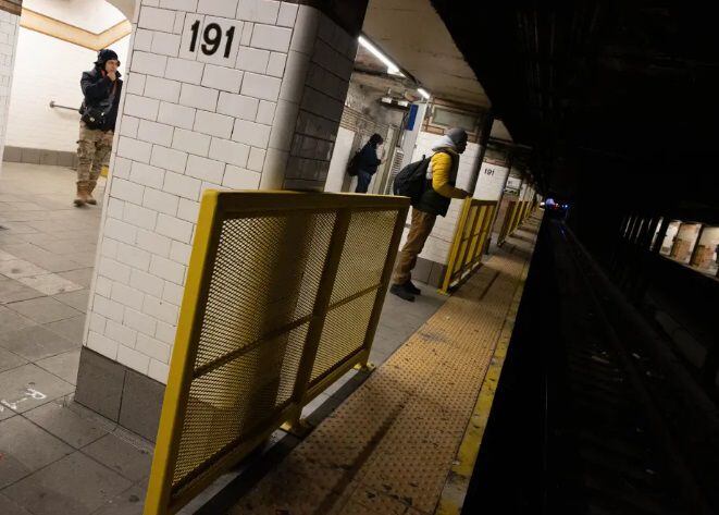 뉴욕 지하철에 설치된 차단막. /뉴욕포스트