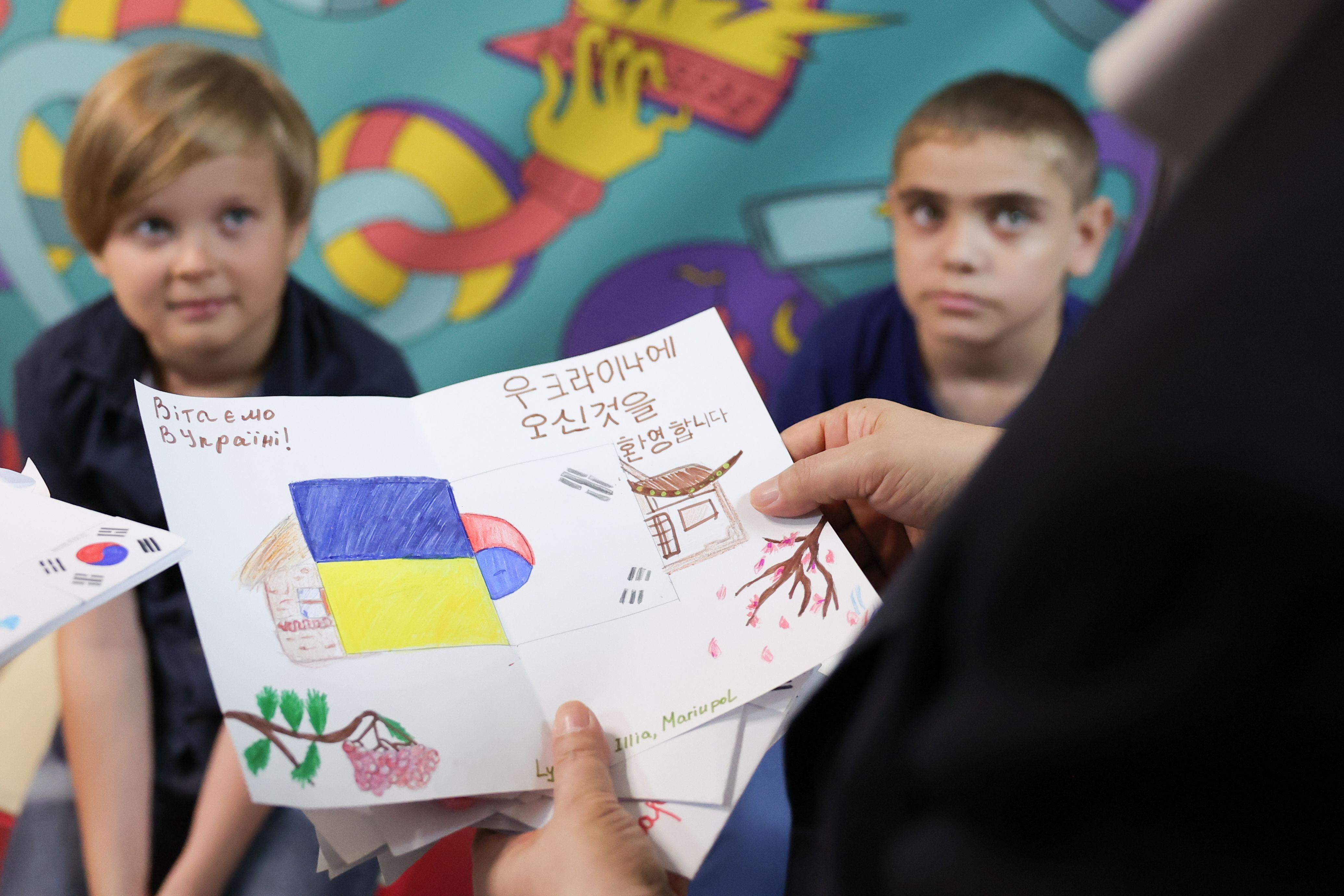 우크라이나를 방문한 윤석열 대통령이 15일(현지 시각) 우크라이나 수도 키이우의 국립아동병원을 찾아 어린이들이 쓴 편지를 살펴보고 있다./연합뉴스