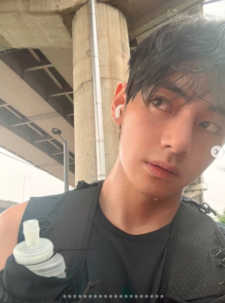 BTS V Runs Sleeveless Amid Cold Weather