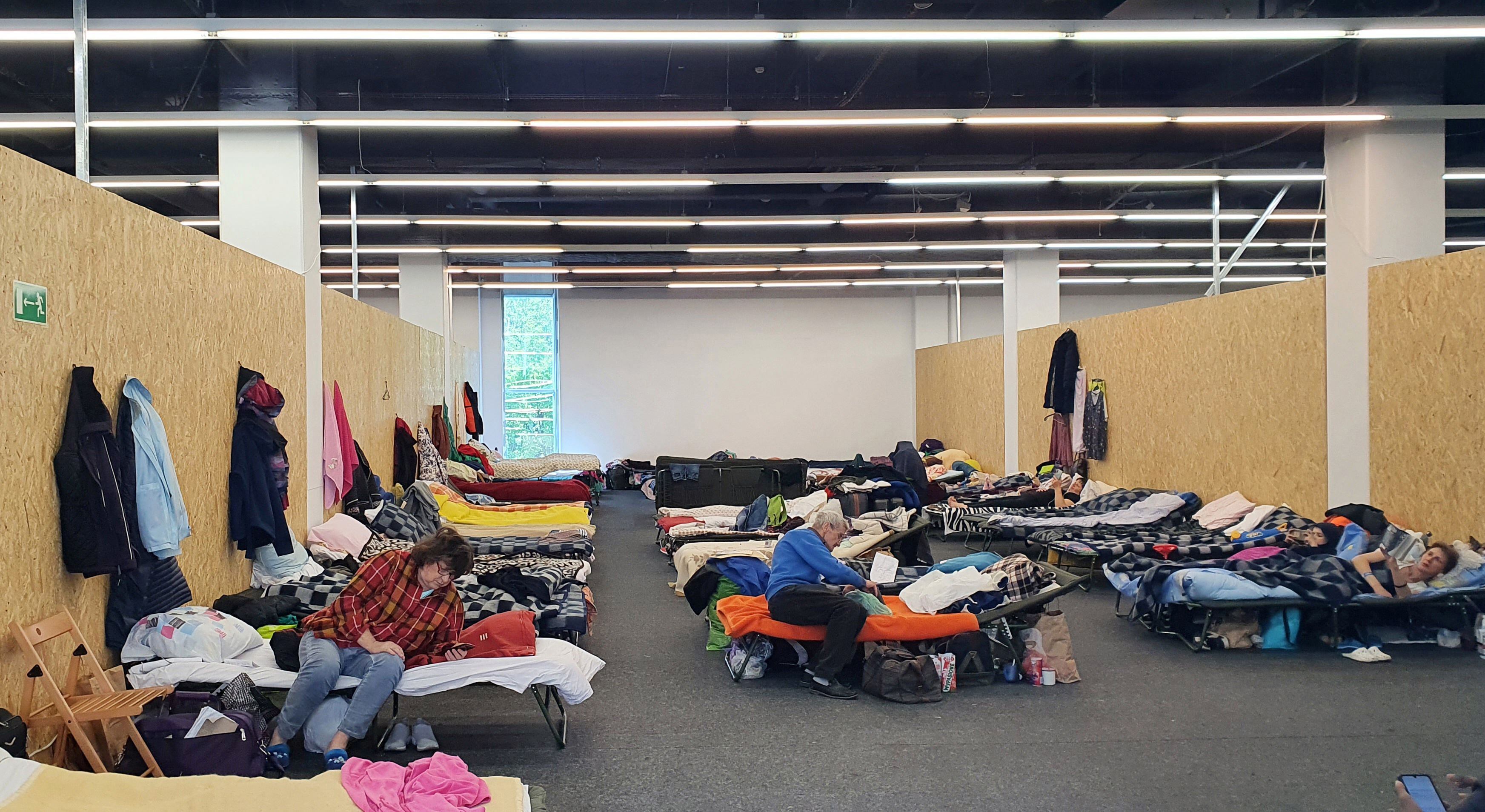 폴란드 크라쿠프 시내 한 쇼핑몰이 우크라이나 난민대피소로 활용되는 모습. 피난민들이 간이침대에서 생활하고 있다. /뉴스1