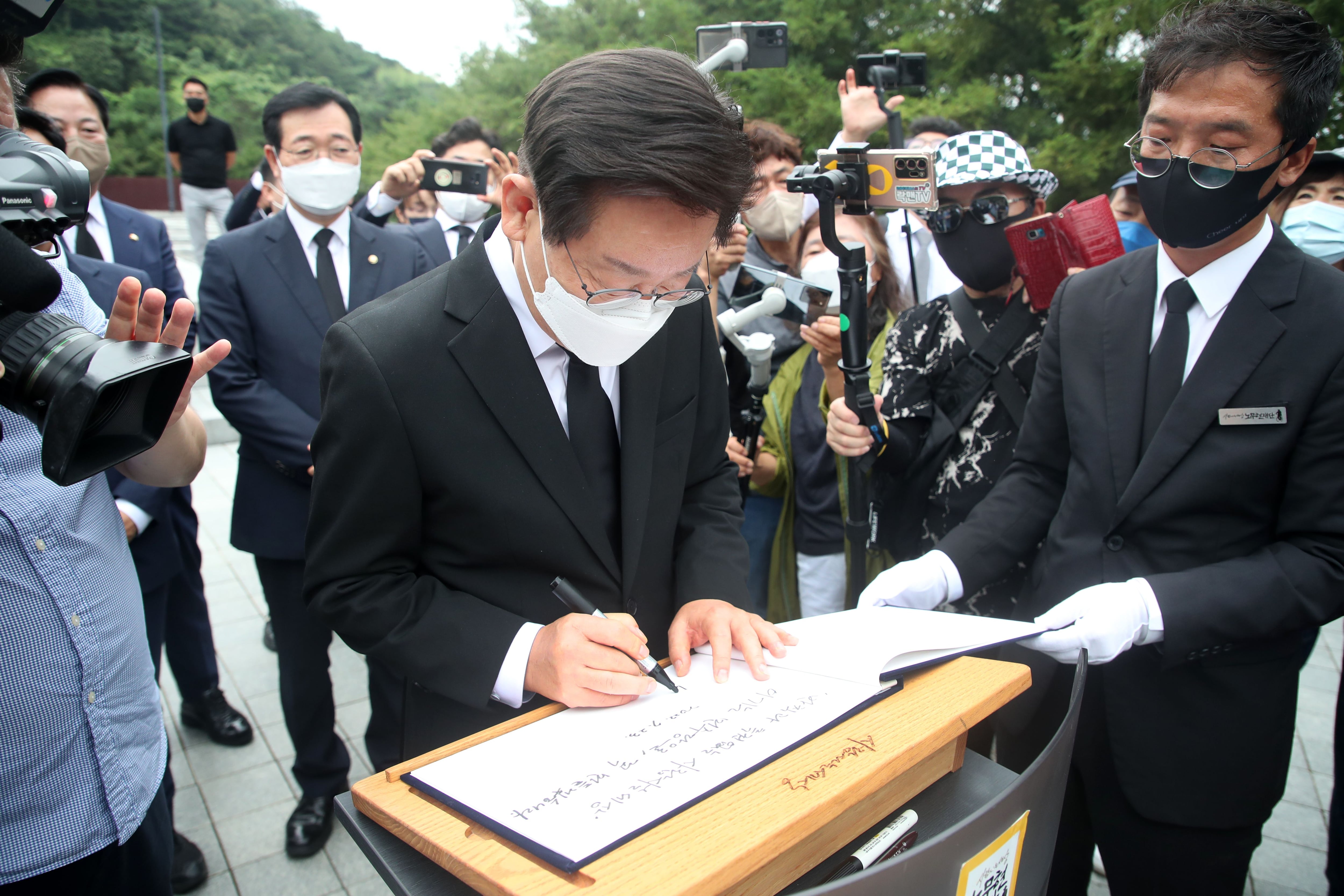 이재명 더불어민주당 의원이 23일 경남 김해 봉하마을 고 노무현 대통령 묘소를 참배한 후 방명록을 작성하고 있다. /뉴스1
