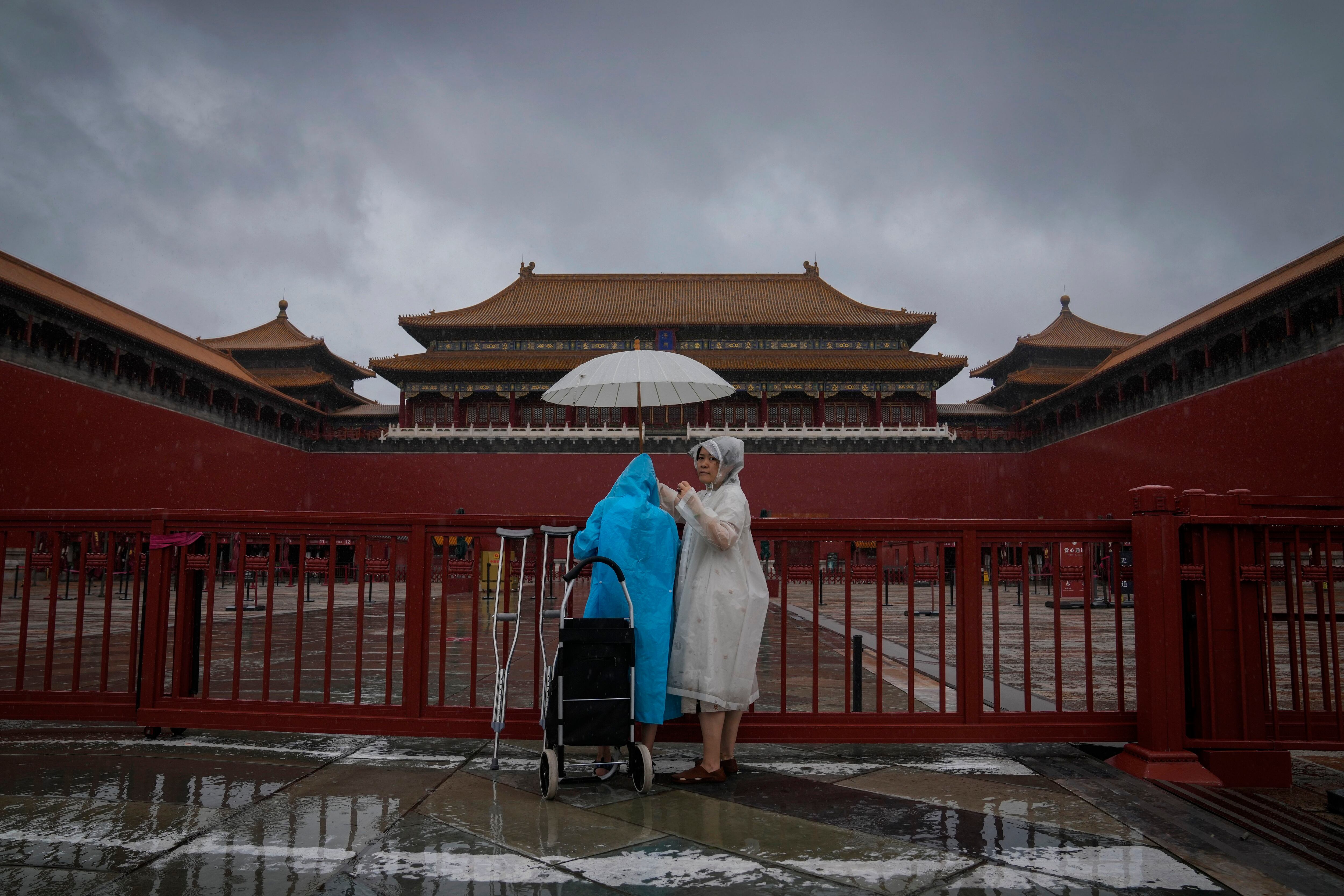 지난달 30일 비 내리는 베이징에서 중국인 관광객들이 자금성 입구 앞에 서 있다. 중국은 올해 초 코로나로 닫았던 국경을 다시 열었지만, 외국인 관광객들에게 외면 당하고 있다./AP연합뉴스
