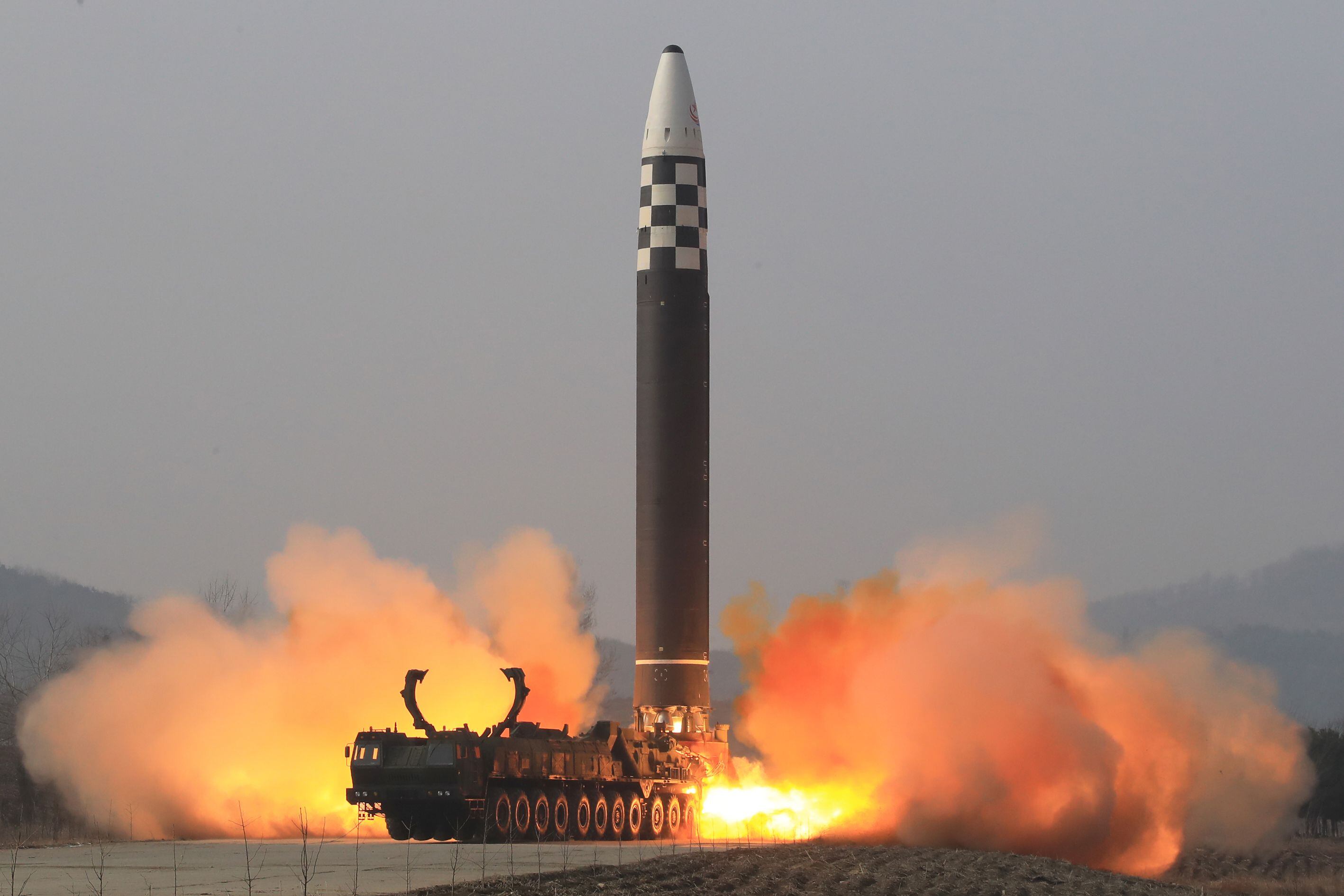 (평양 노동신문=뉴스1) = 북한이 대륙간탄도미사일(ICBM) '화성-17형'을 지난 24일 발사했다며 공개한 사진. 