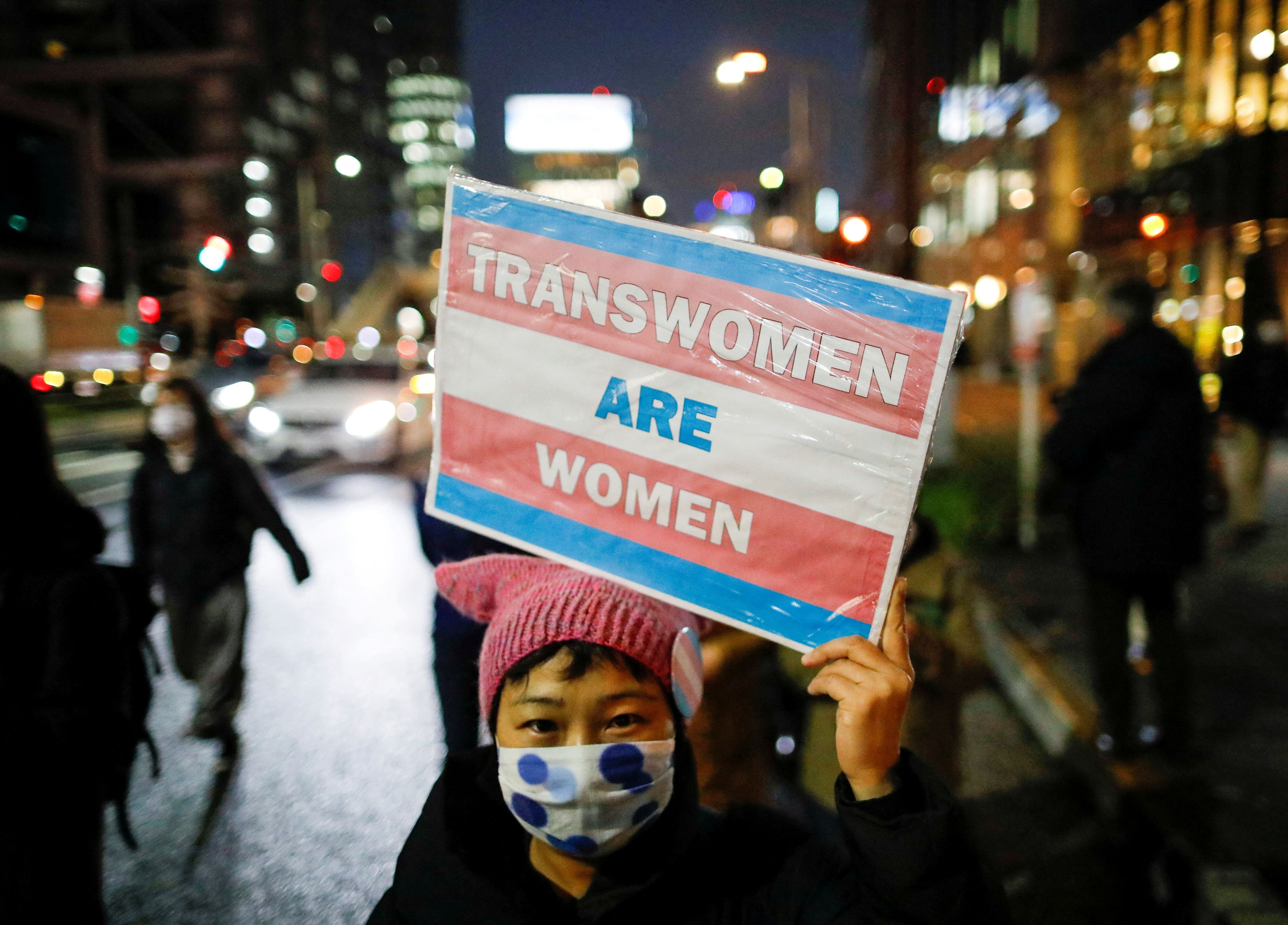 2021년 3월 8일 일본 도쿄에서 열린국제 여성의 날 행사에 한 시민이 '성전환 여성도 여자다'라는 내용의 플래카드를 들고 참석한 모습. /로이터 뉴스1