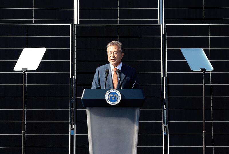 2018년 10월 문재인 대통령이 전북 군산시 유수지 수상태양광부지에서 열린 ‘새만금 재생에너지 비전 선포식’에 참석하여 인사말을 하고 있다. photo 뉴시스