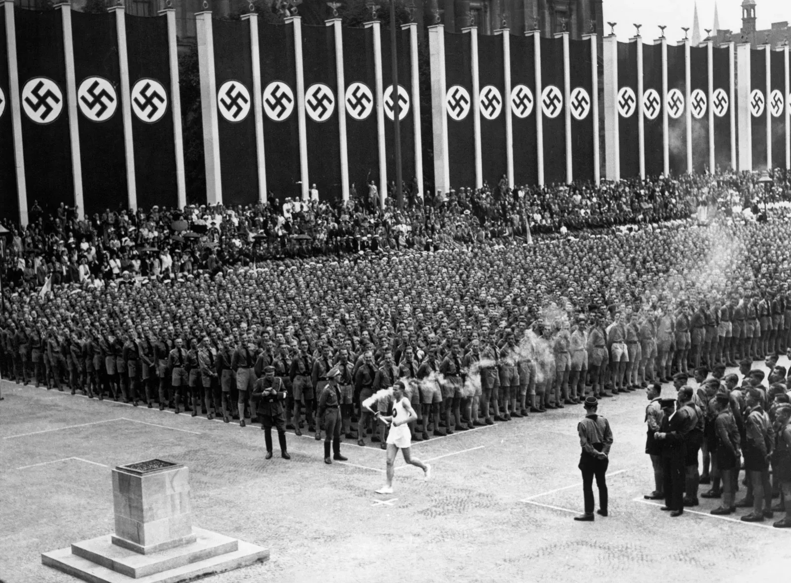 1936년 베를린 올림픽 개막식에서 주자가 성화를 들고 들어오고 있다. 
/브리태니커
