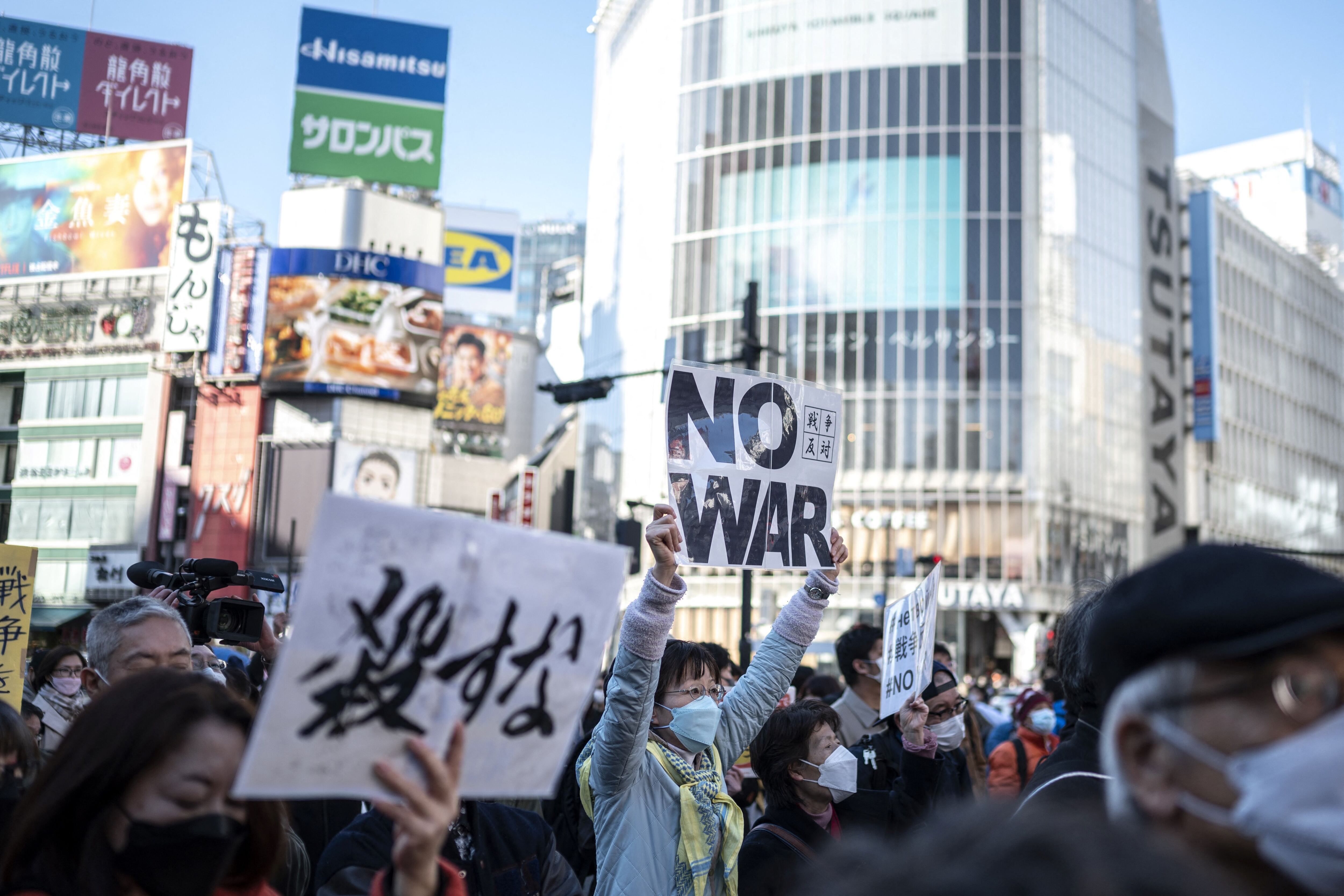지난달 27일 일본 도쿄 시부야 일대에서 러시아의 우크라이나 침공에 항의하는 시위가 열리고 있다./AFP 연합뉴스