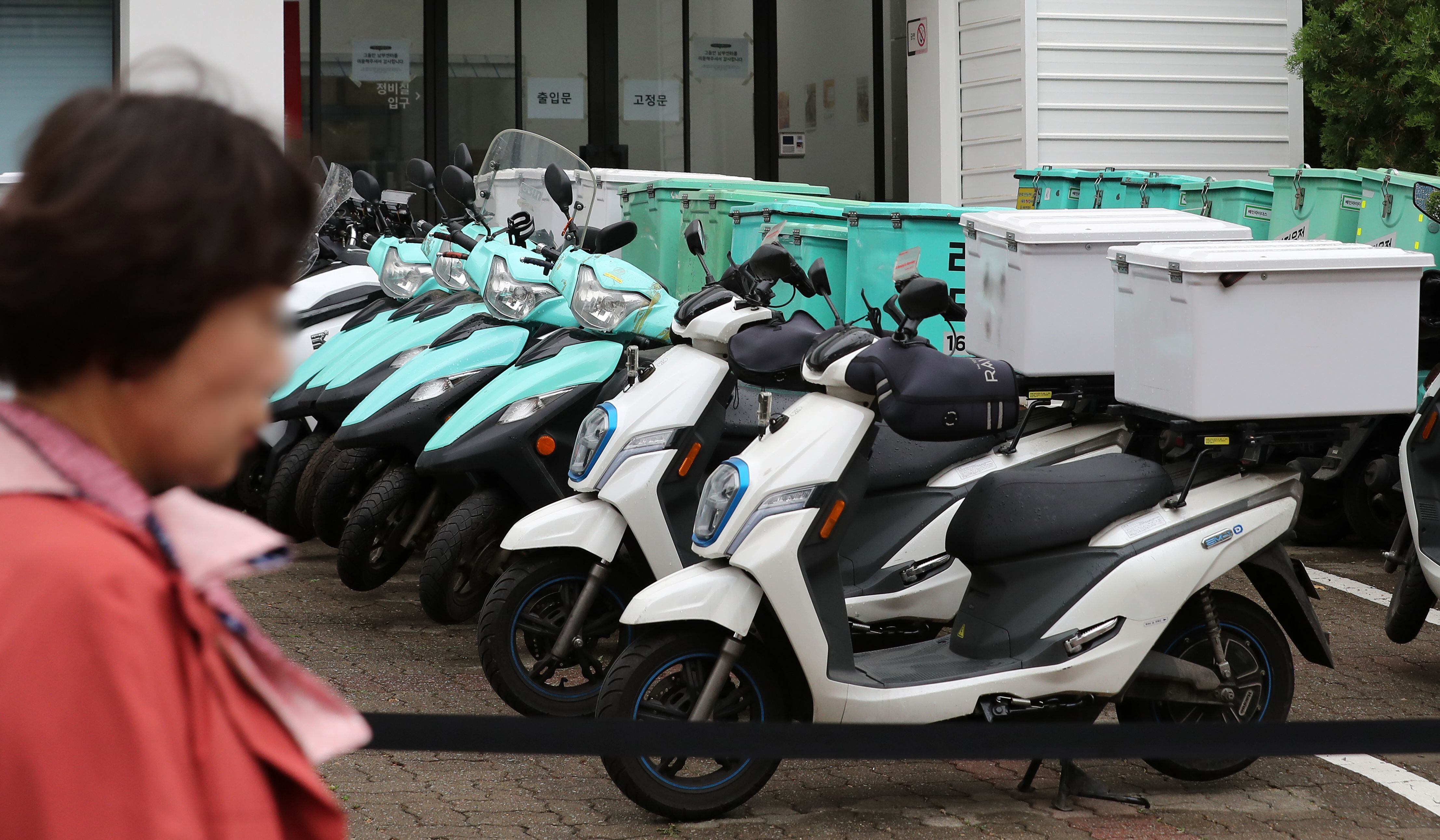 서울 강남구 논현동 배달의민족 자회사 '딜리버리N' 앞에 오토바이들이 주차되어 있다./뉴스1