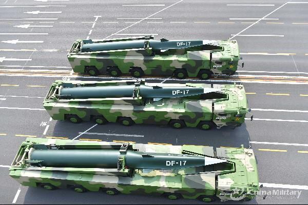 중국 로켓군이 운용하는 둥펑-17 극초음속 탄도미사일. /조선일보DB