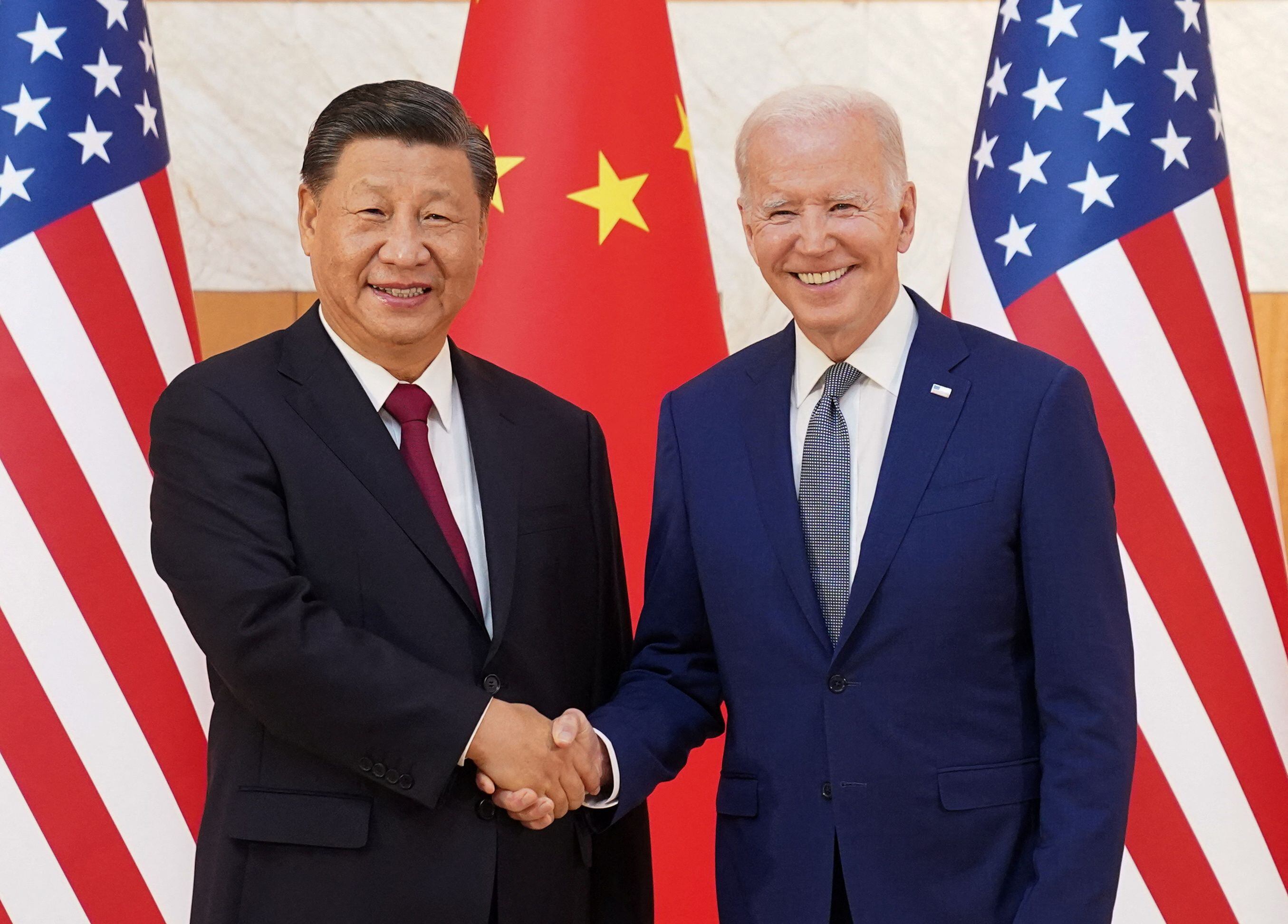 조 바이든(오른쪽) 미국 대통령과 시진핑 중국 국가주석이 2022년 11월 14일(현지 시각) 인도네시아 발리에서 열린 미·중 정상회담에서 악수하고 있다. /조선DB