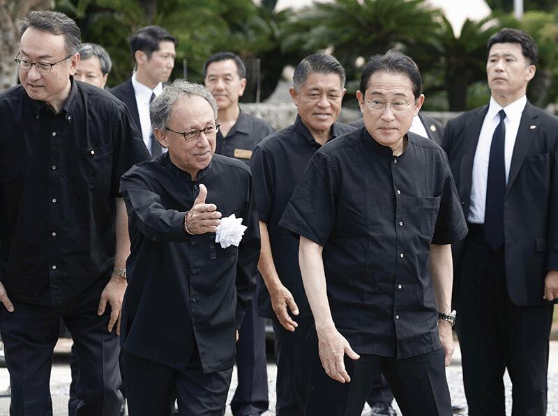 지난 6월 23일 일본 오키나와에서 열린 오키나와전투 78주년 희생자 위령식에 기시다 후미오 일본 총리와 함께 참석한 다마키 데니 오키나와현 지사(왼쪽 둘째). photo 뉴시스