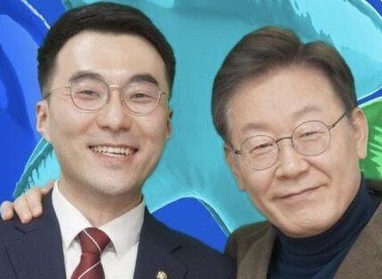 더불어민주당 이재명(오른쪽) 대표와 무소속 김남국 의원. 김 의원은 최근 거액 코인 보유 논란으로 민주당을 탈당했음에도 이 대표와 찍은 이 사진을 페이스북 공식 프로필 사진으로 유지하고 있다./김남국 의원 페이스북