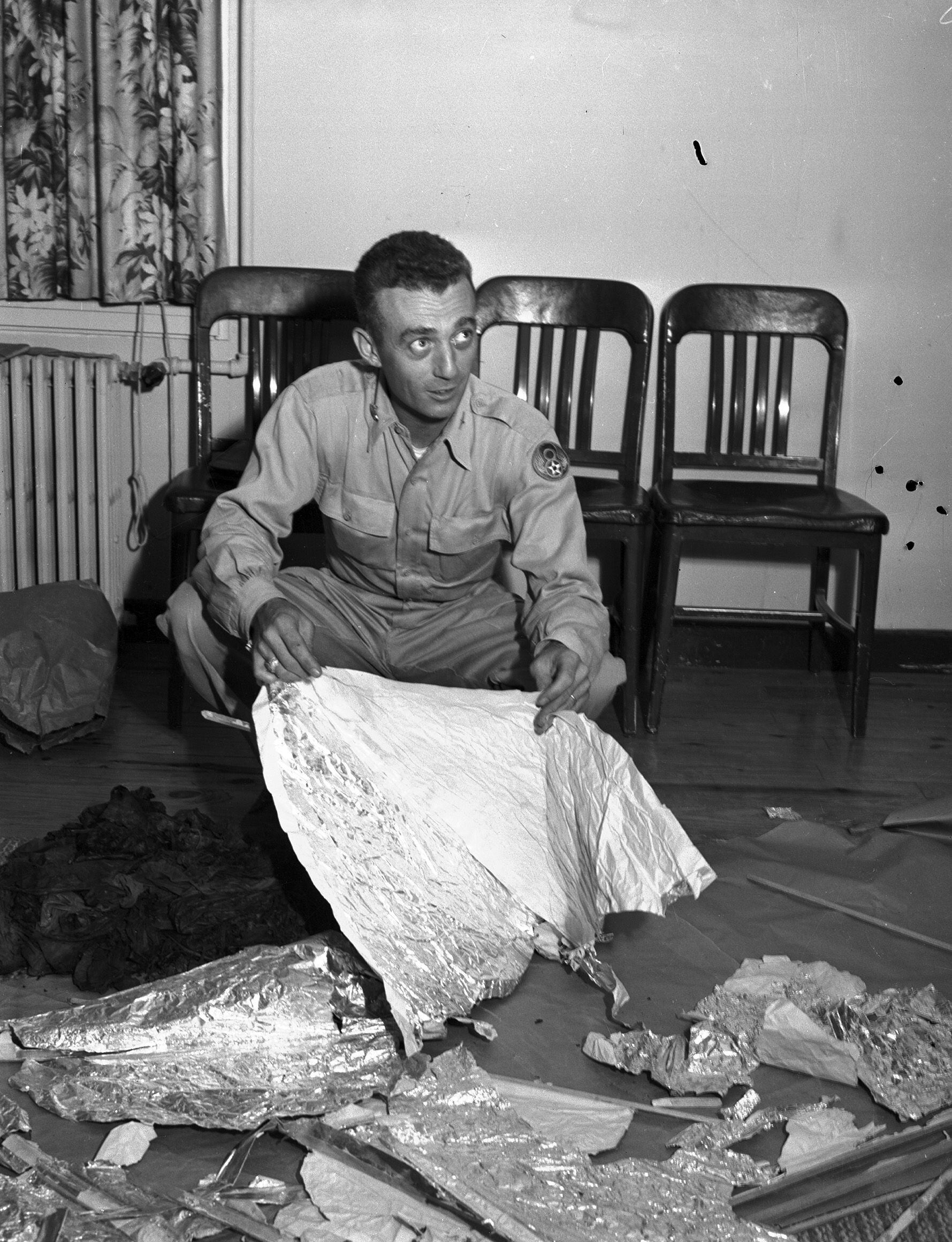 1947년 7월 8일 제시 A 마르셀 미 공군 소령이 뉴멕시코주 로스웰에 추락한 금속 물체의 파편을 조사하고 있다. /텍사스대 도서관