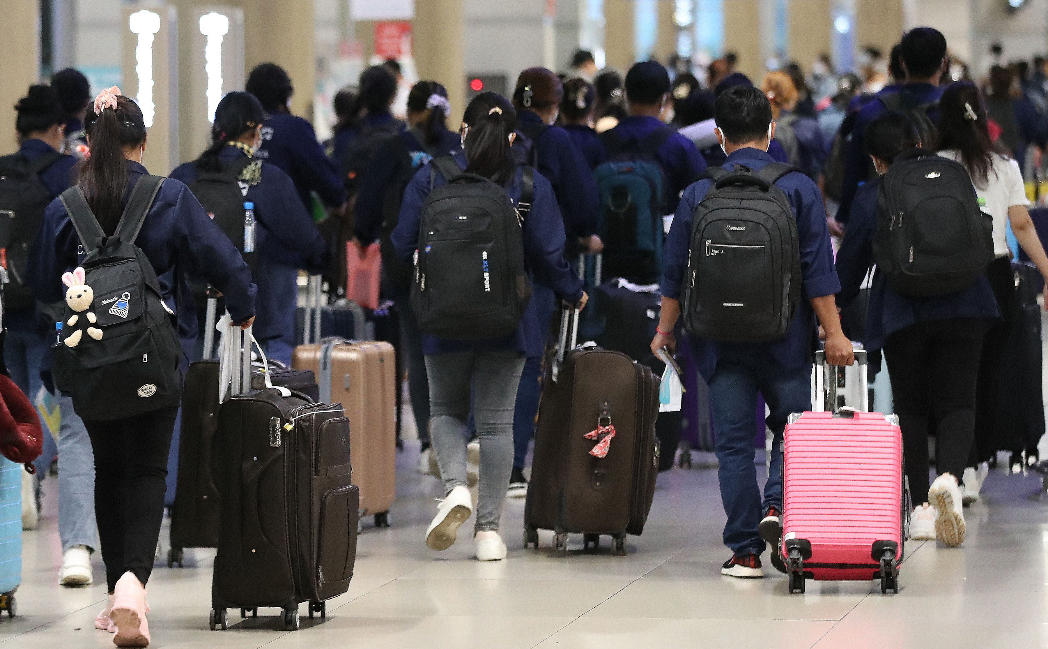 지난해 7월 인천국제공항 제1여객터미널 입국장에 외국인 근로자가 입국하고 있다./뉴스1 
