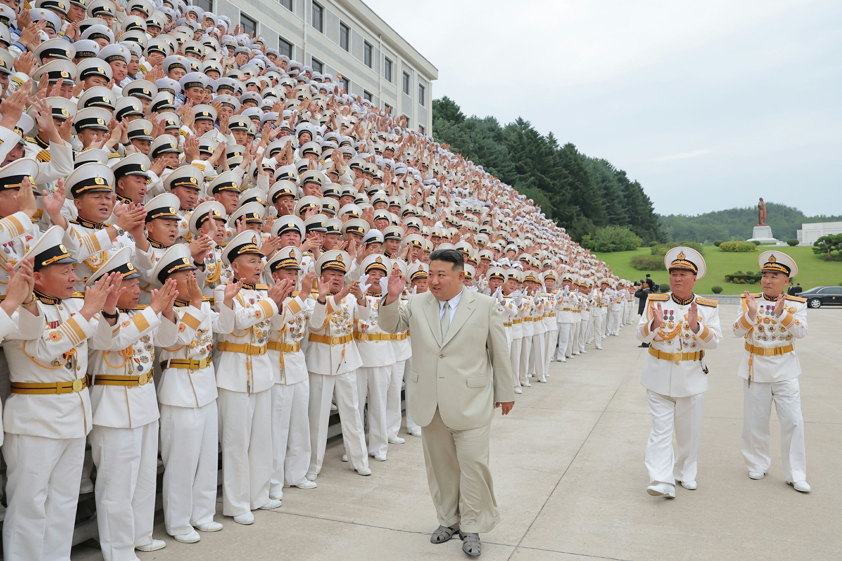 북한 노동당 기관지 노동신문은 29일  김정은이 해군절에 즈음해 8월27일 북한군 해군사령부를 방문했다고 보도했다./뉴스1